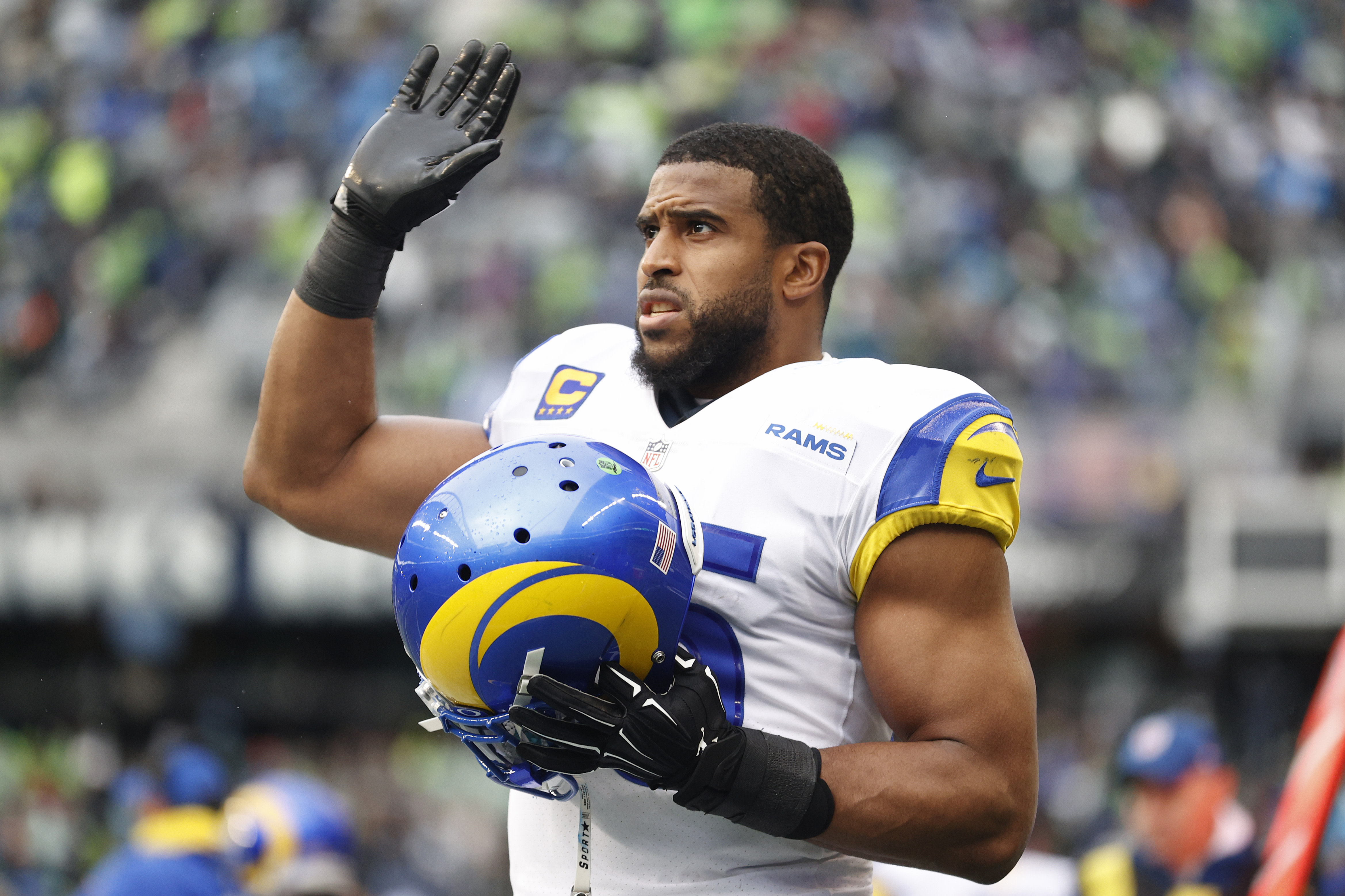 Report: Russell Wilson Recruiting Bobby Wagner To Join Broncos