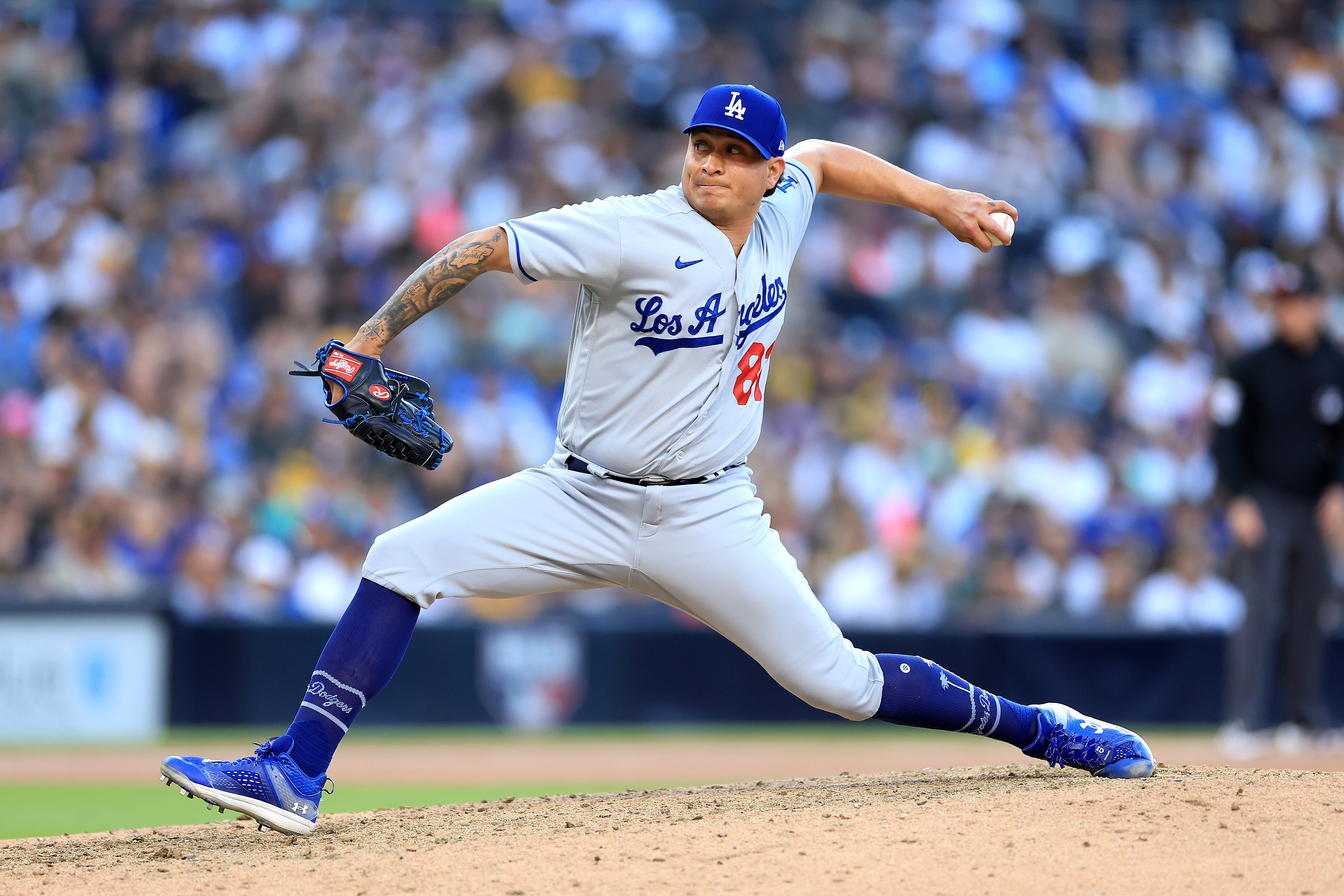 Dodgers News: Dave Roberts Talks Latest on Victor Gonzalez