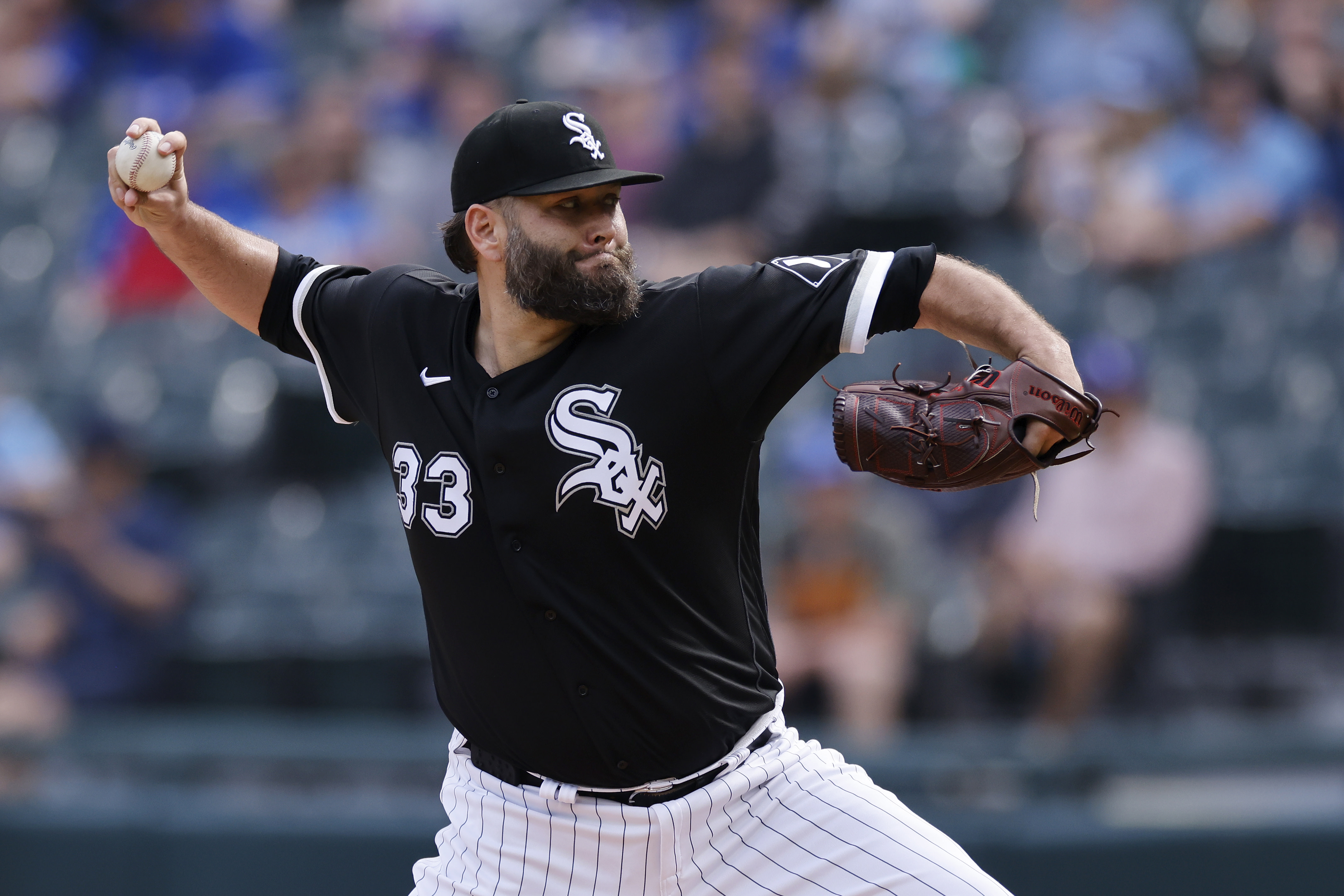 Lance Lynn becomes first MLB pitcher ejected for throwing his belt