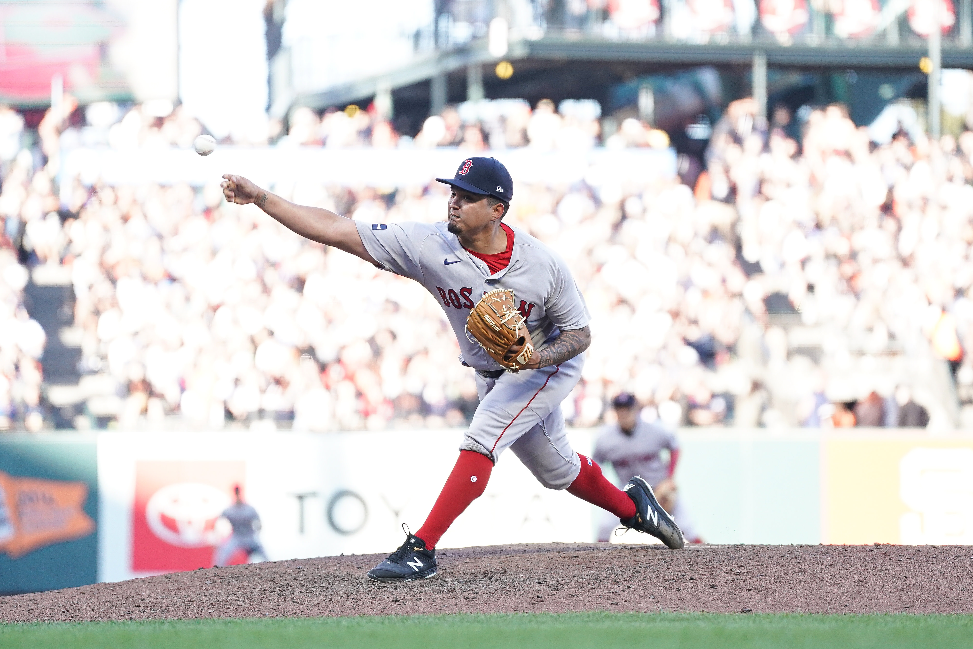 San Francisco Giants trade Mauricio Llovera to Boston for pitcher