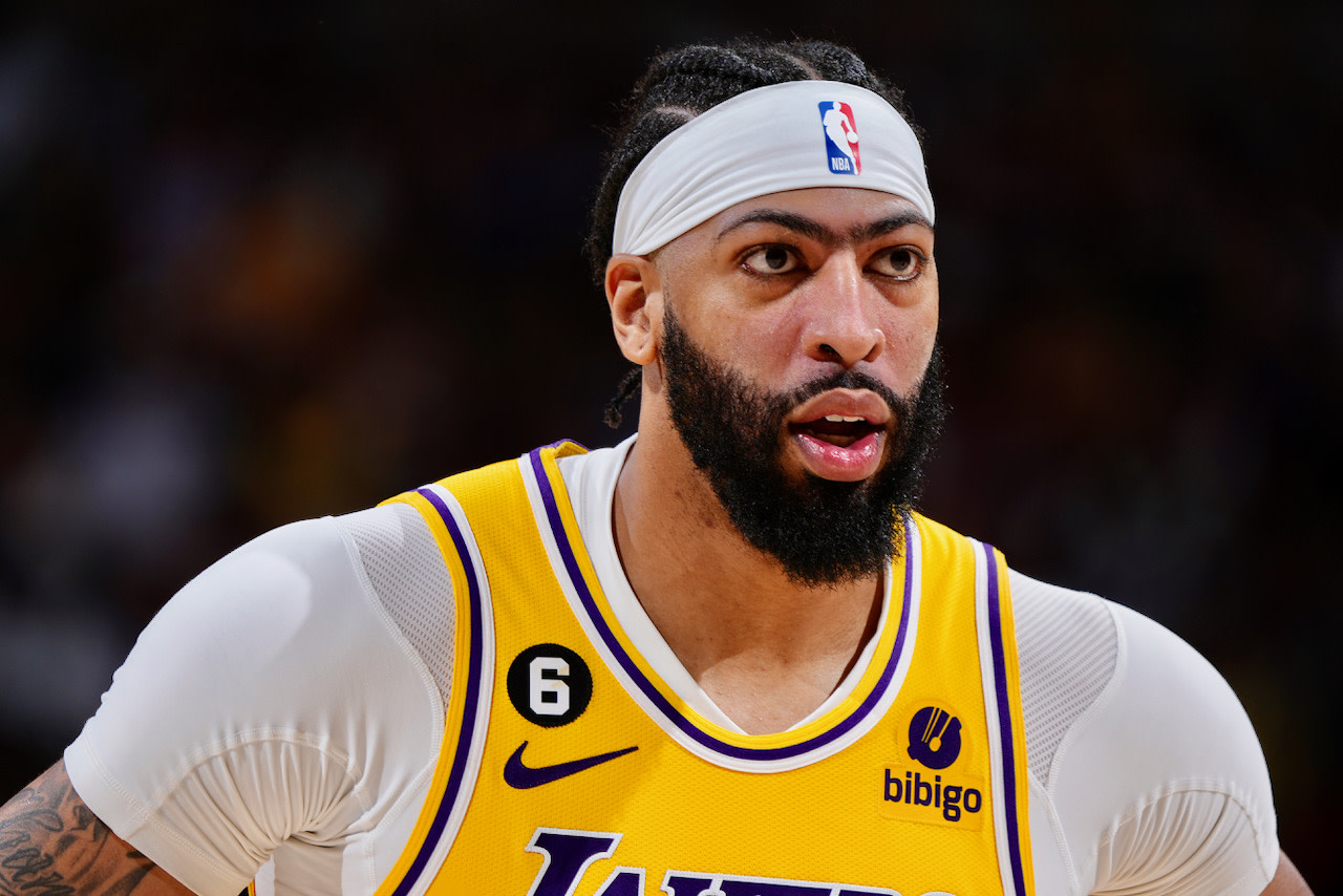 Anthony Davis, Lakers block out noise, thwart Golden State