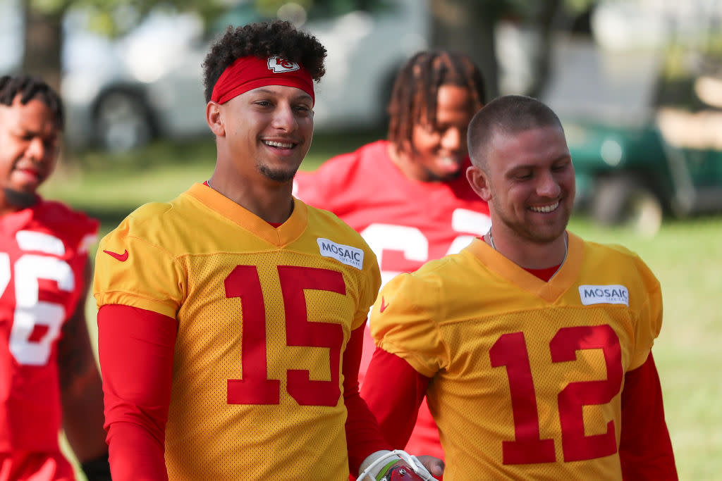 Patrick Mahomes and Travis Kelce holding hand funny picture shirt