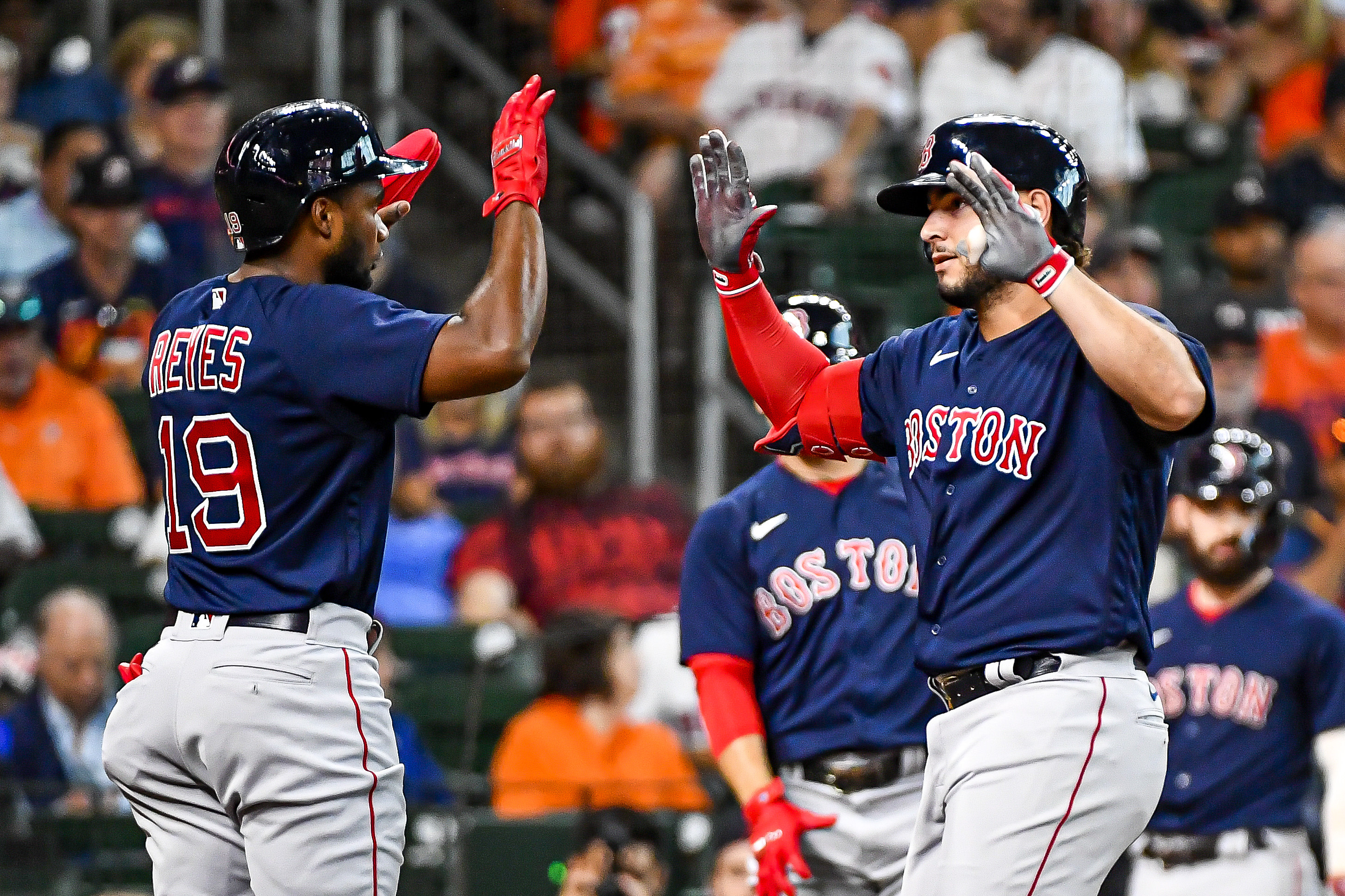 Duvall blasts three-run homer, Red Sox top Tigers to stay in