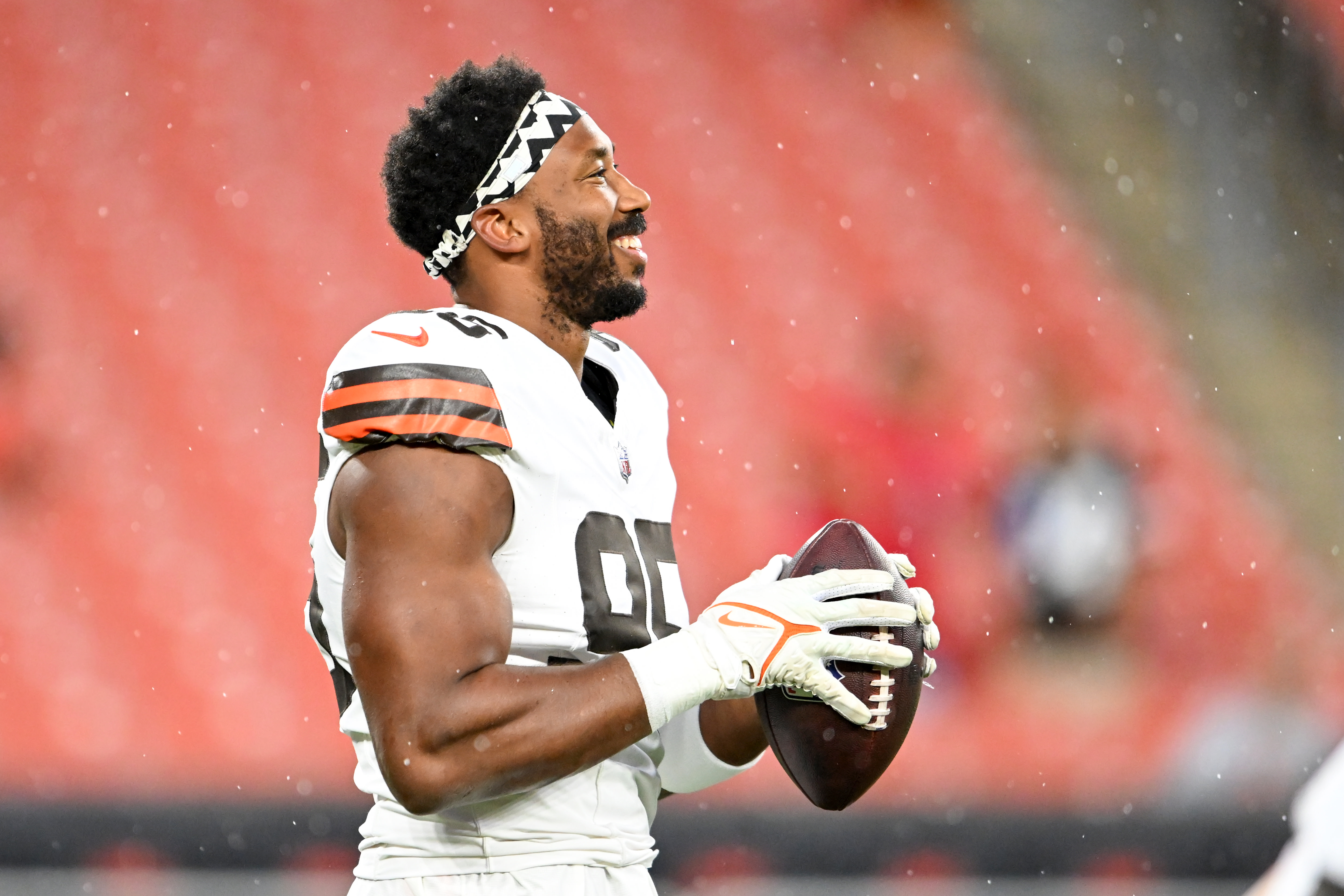 Cleveland Browns quarterback Brian Sipe takes a break during a