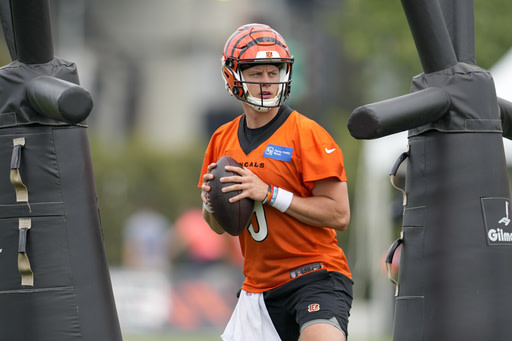 Cincinnati Bengals QB Joe Burrow taken to hospital with possible throat  contusion - ESPN