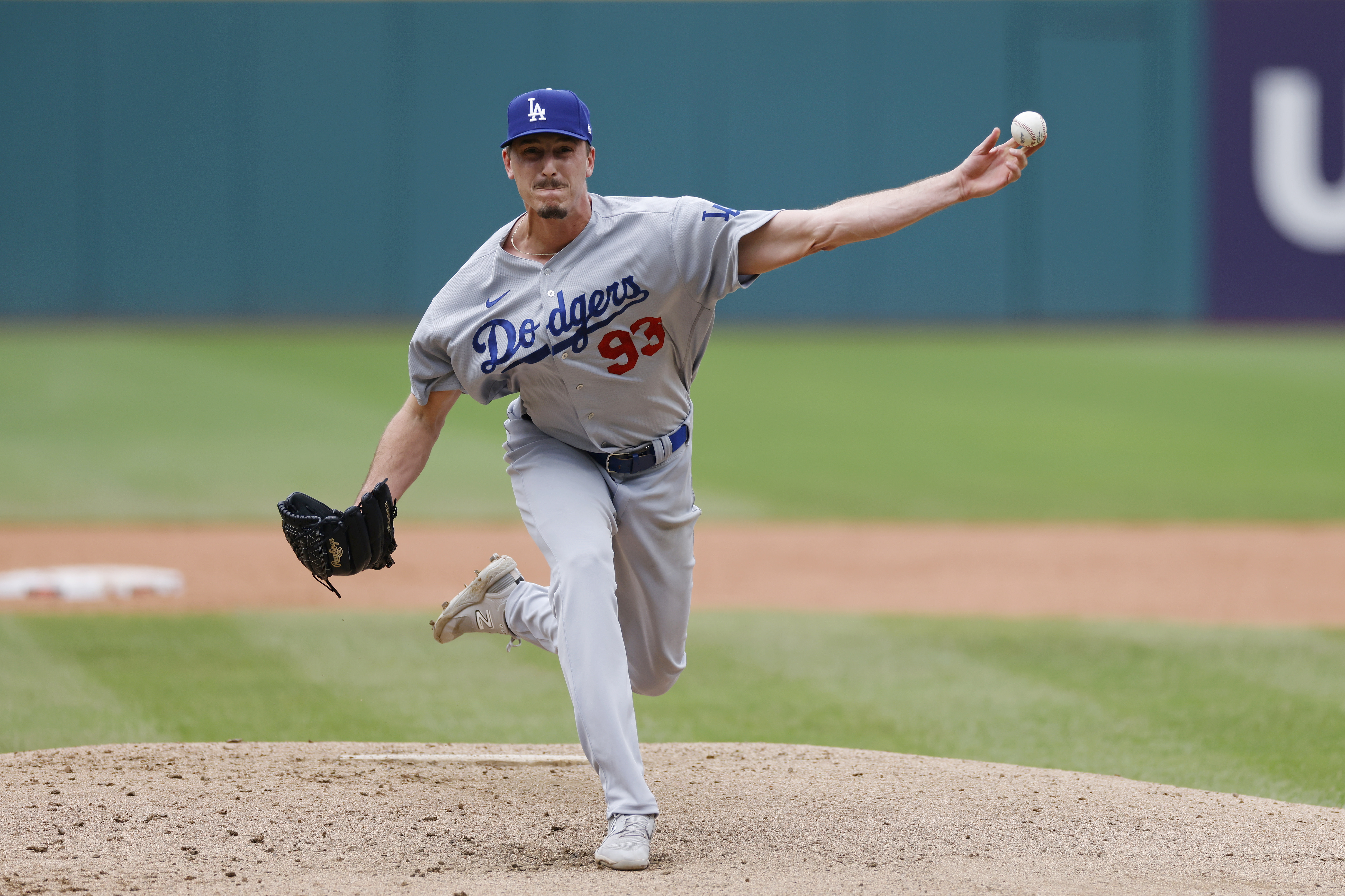 Dodgers reliever Brusdar Graterol pitches for mom after 7 years apart