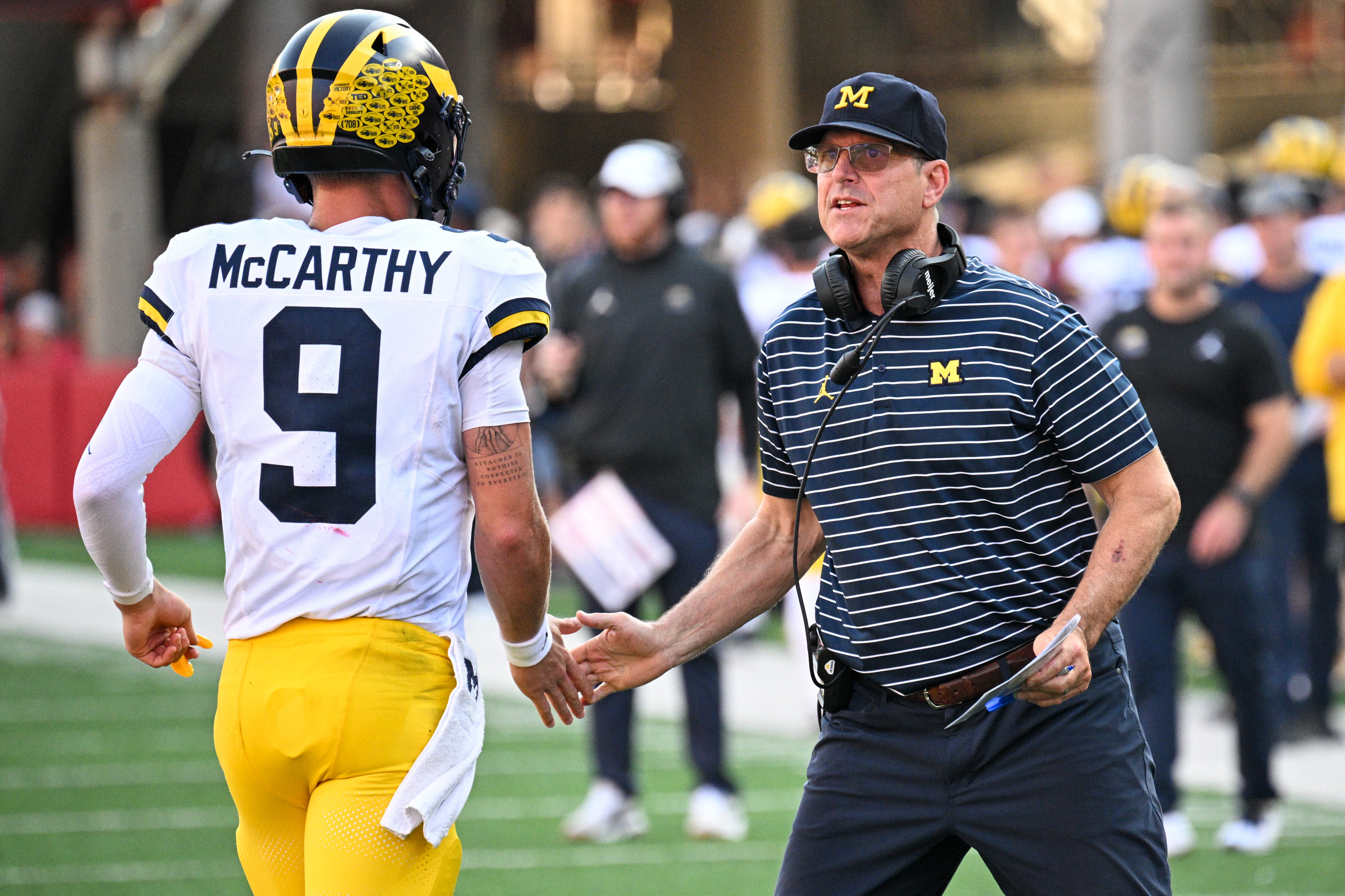 Michigan QB wears 'Free Harbaugh' shirt, leads tribute to suspended coach