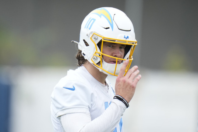 Chargers QB Justin Herbert fractured finger in win, National Sports