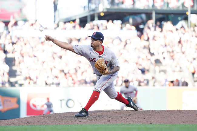 Giants trade RHP Mauricio Llovera to Red Sox for pitching prospect