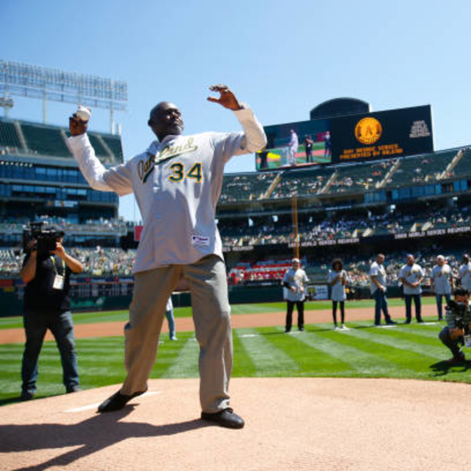 Former Oakland Athletics pitcher Dave Stewart bids $115 million on share of  Oakland Coliseum - ESPN