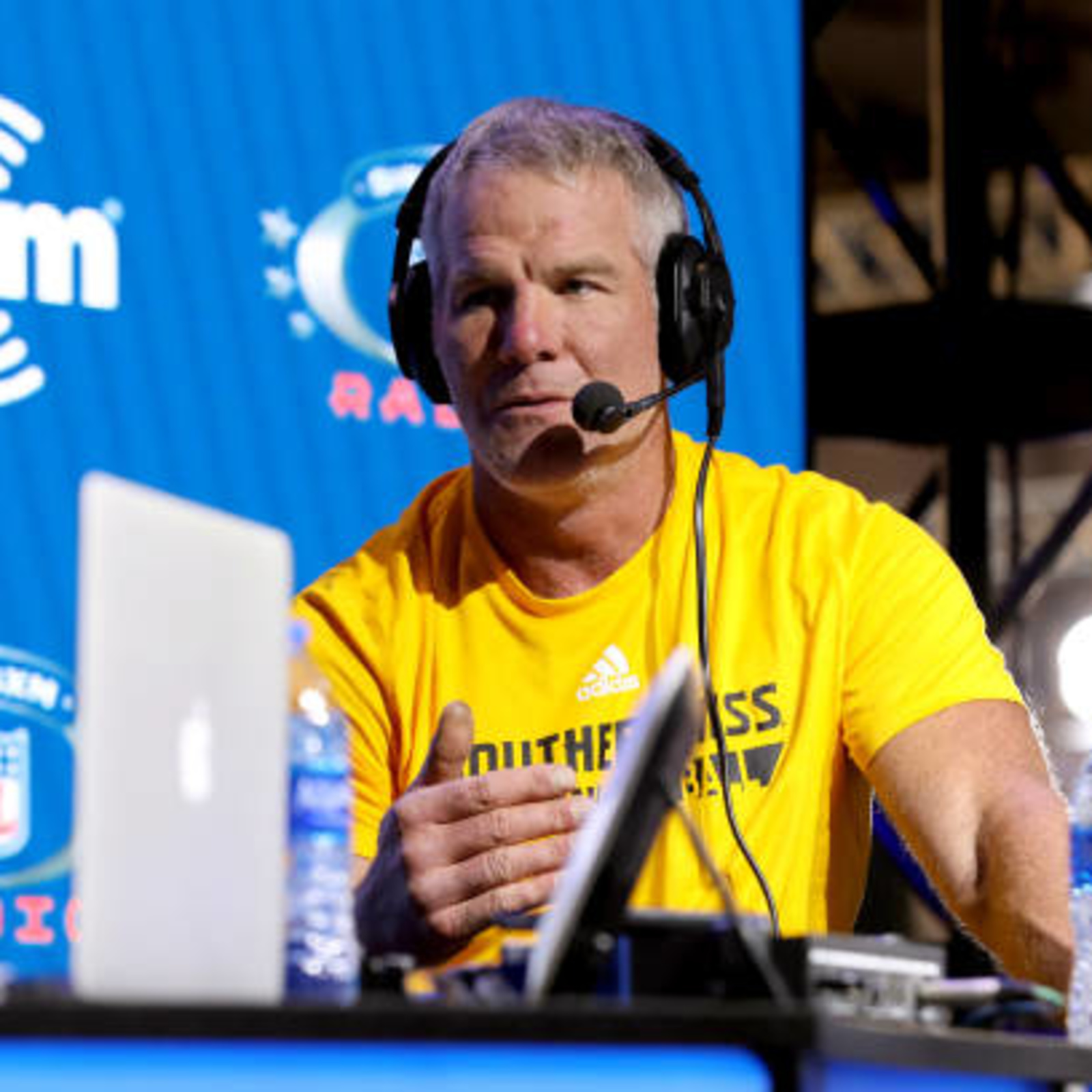 Brett Favre criticizes kneeling athletes, politics in sports