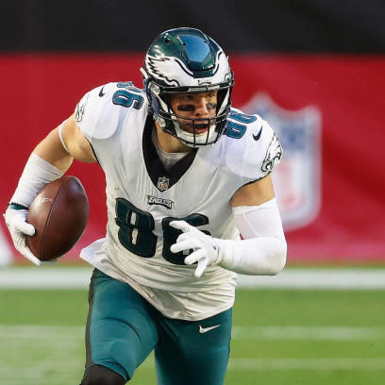 Tight end Zach Ertz agrees to 3-year deal with Cardinals