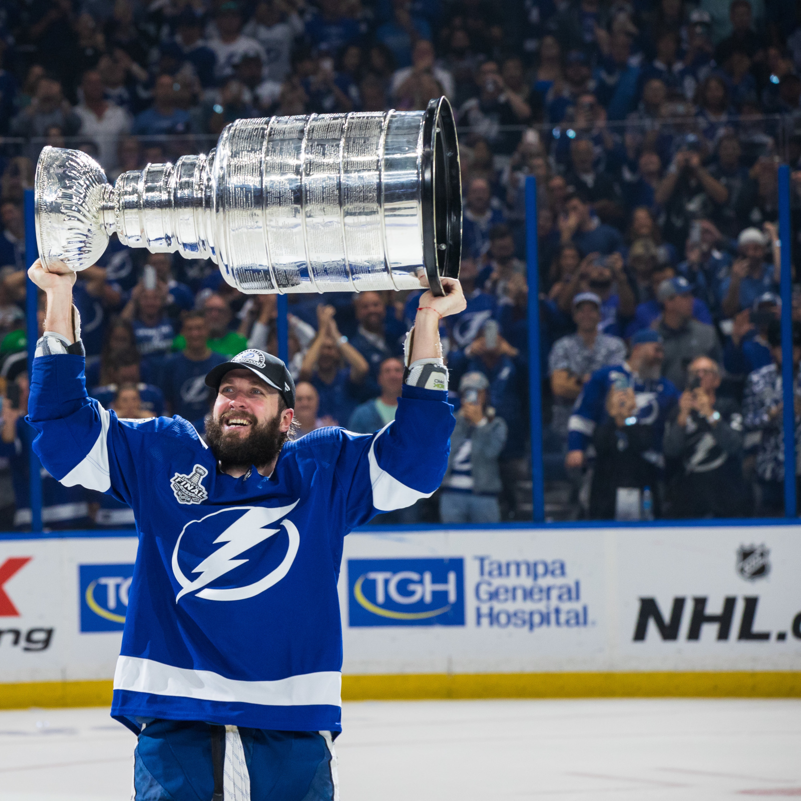 Lightning: Nikita Kucherov without shirt rips Canadiens fans after Cup