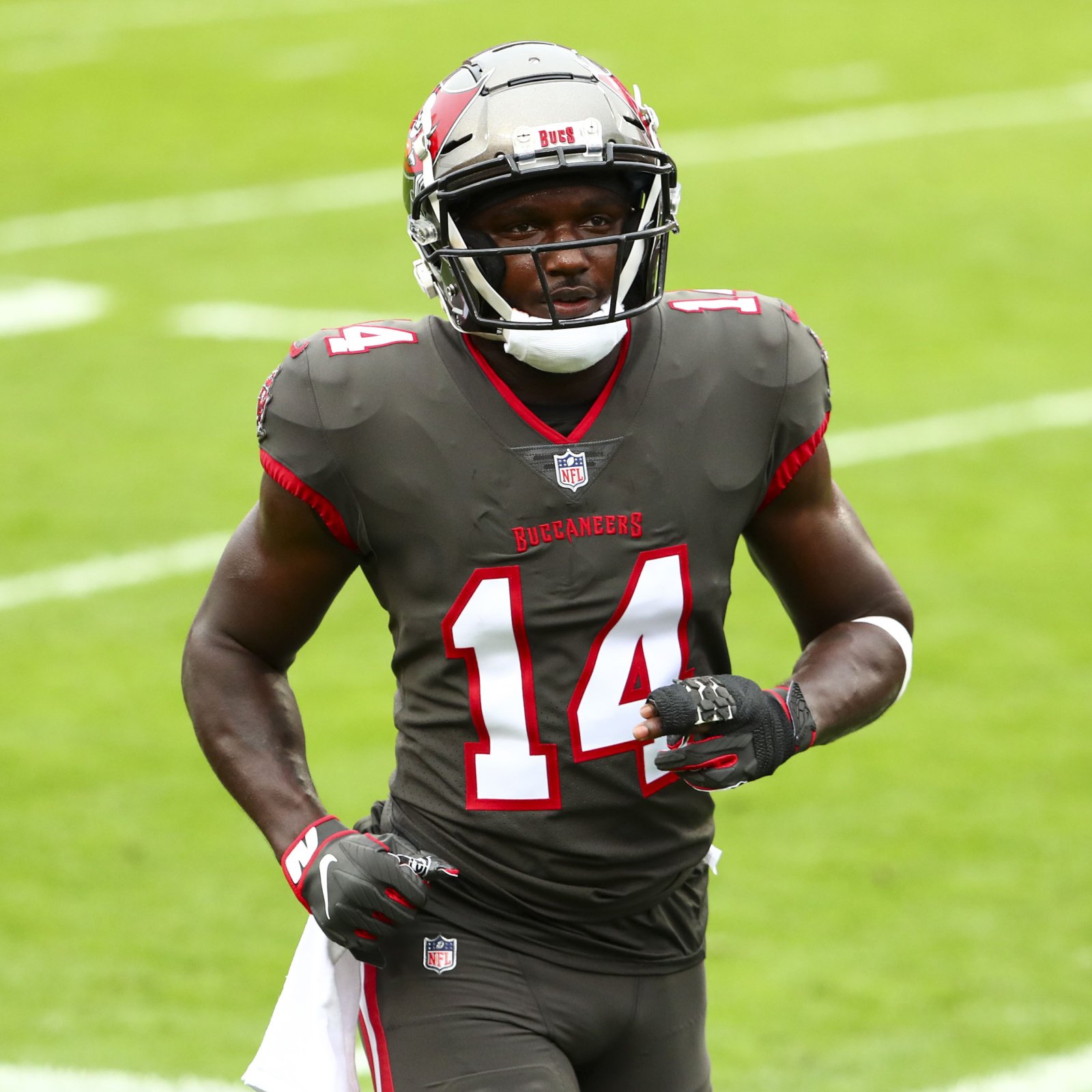 Bucs agree to deal with WR Godwin, lock in CB Davis