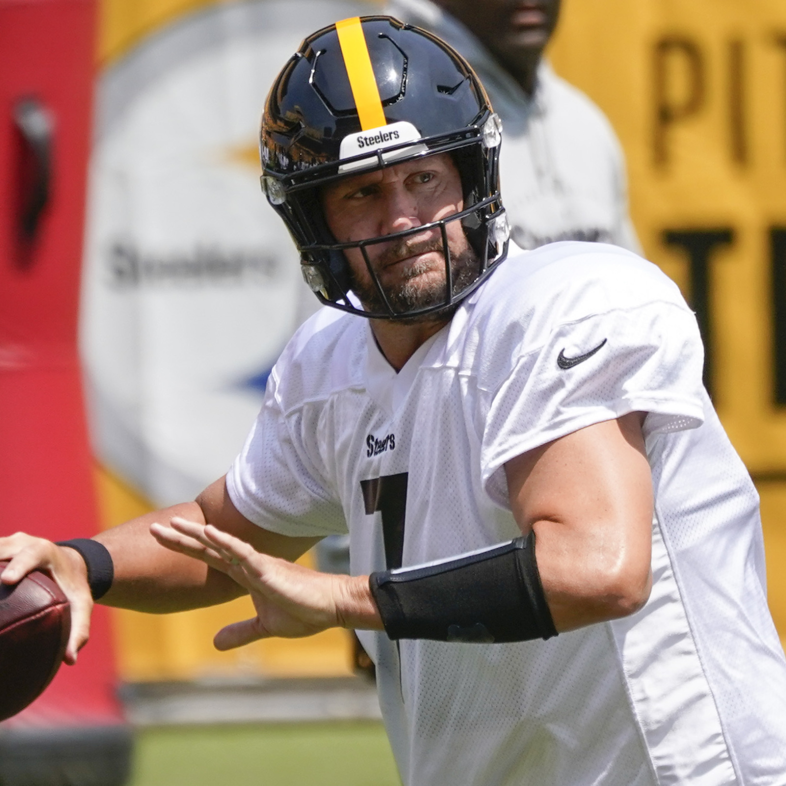 Pittsburgh Steelers quarterback Ben Roethlisberger holds an ice