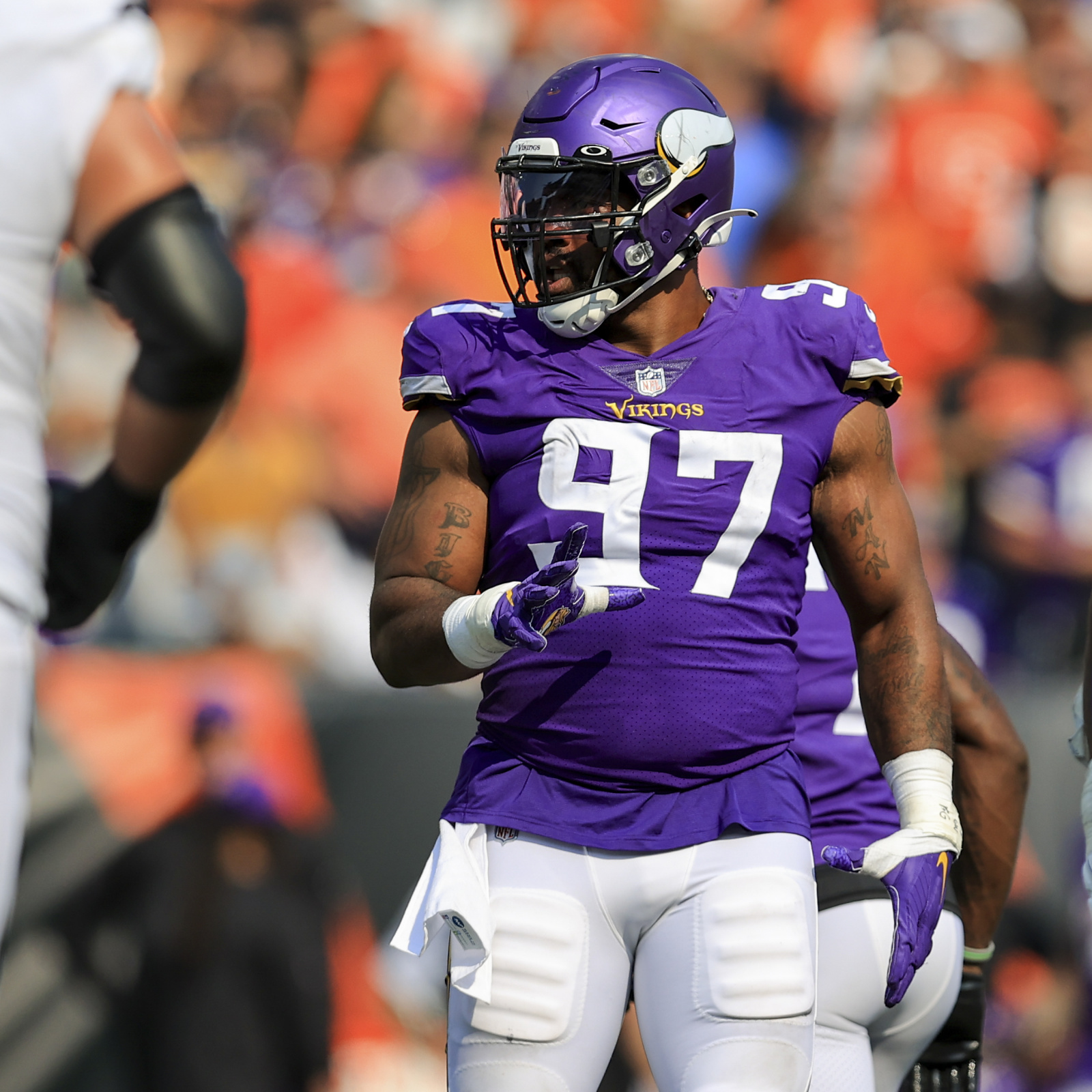 NFL's Everson Griffen Suffers Concussion In Car Crash After Swerving To  Miss Deer