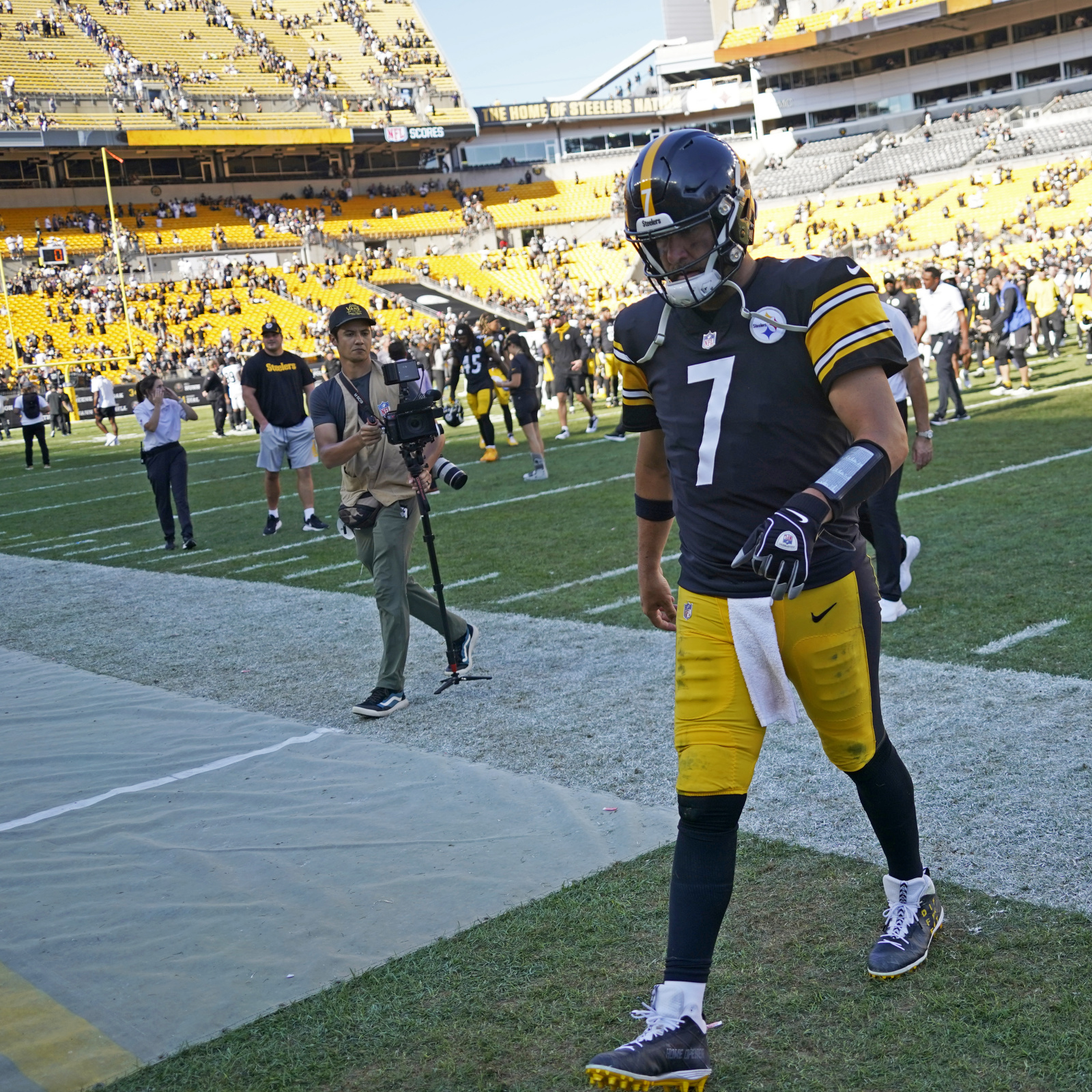 Mike Tomlin: Ben Roethlisberger has pec injury, cautions Steelers 'better  be ready to be adjustable'