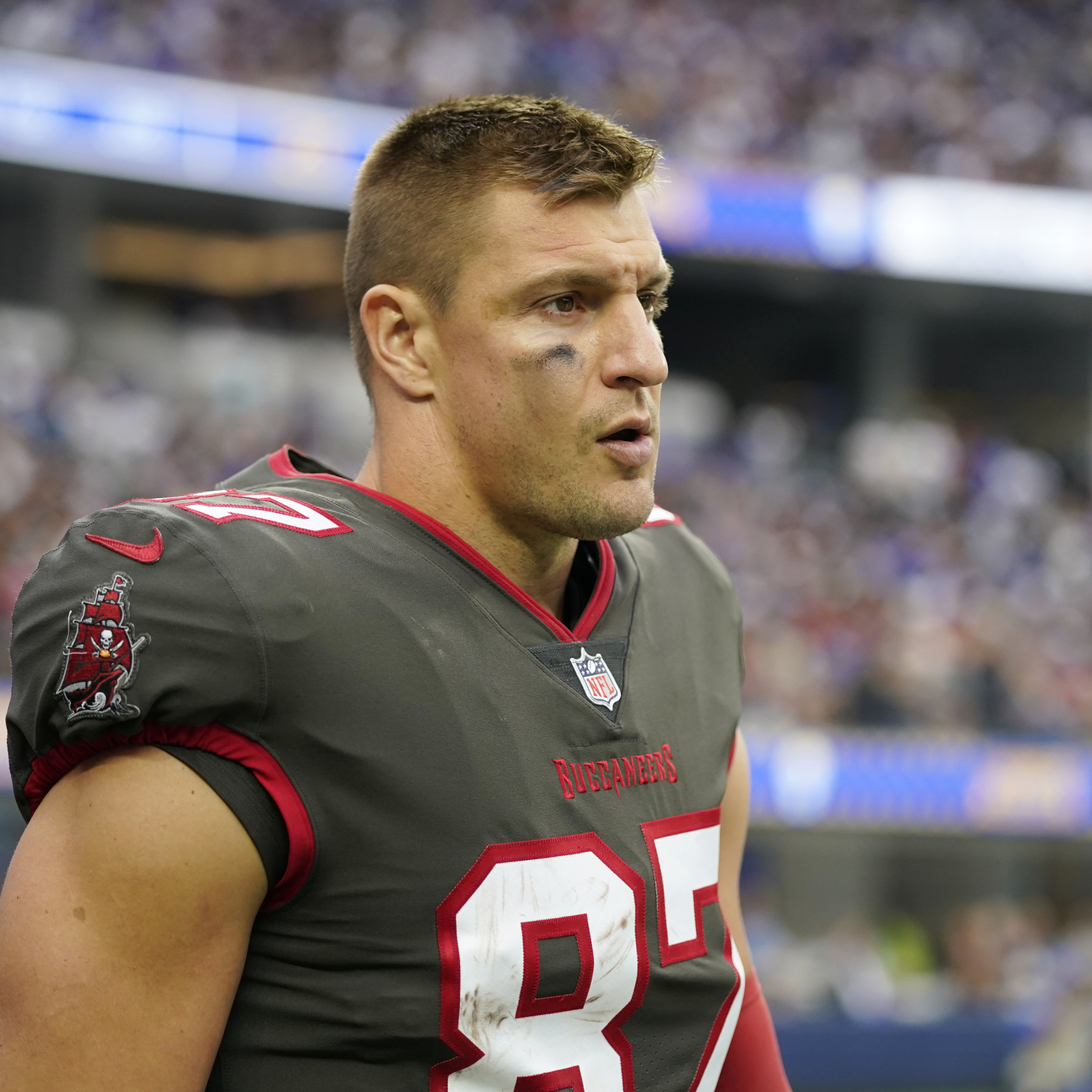 Rob Gronkowski injury: Bucs TE suffers injury in Week 3, returns late in  third quarter after x-rays - DraftKings Network