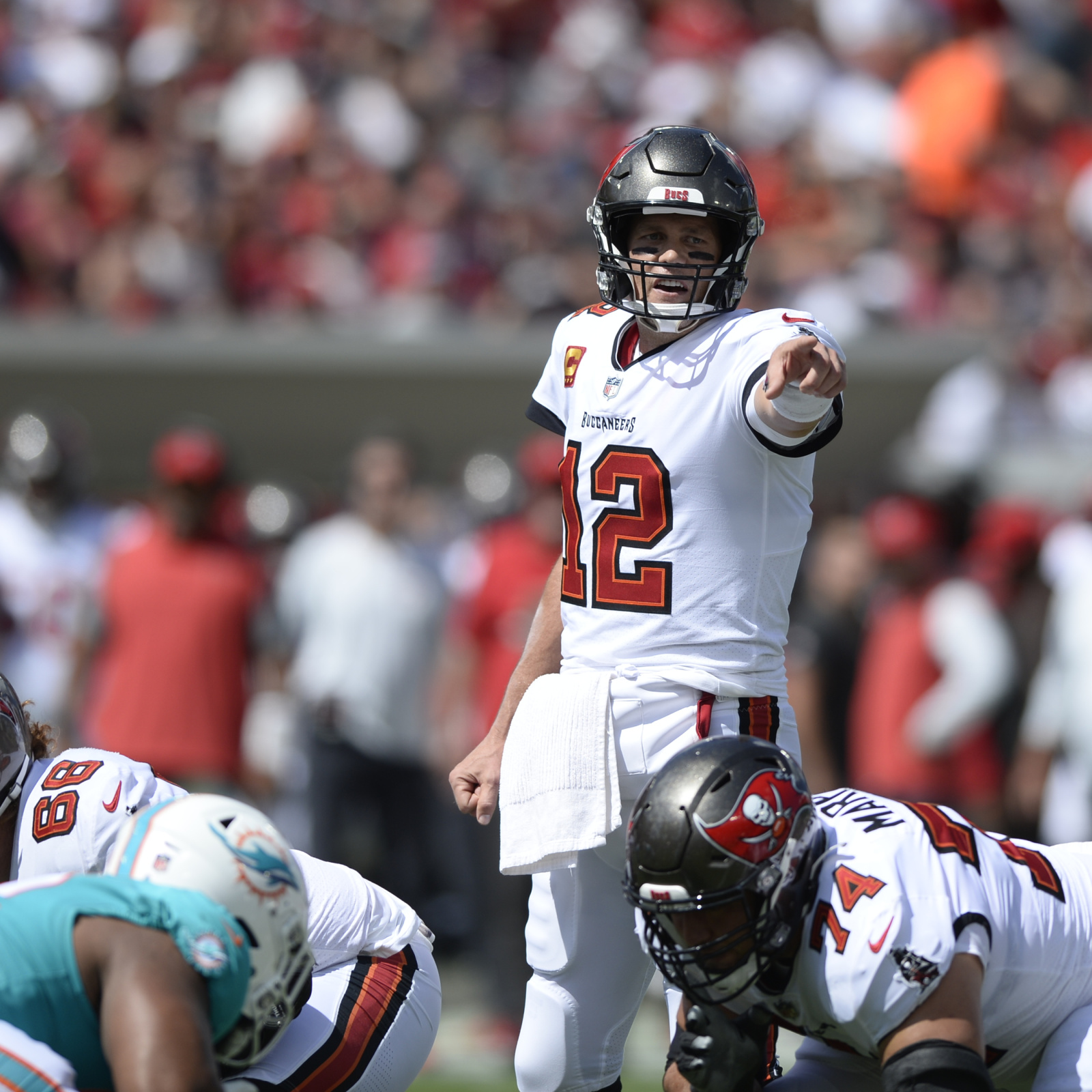 Brady's 5 TD passes to pace Bucs' 45-17 rout of Dolphins