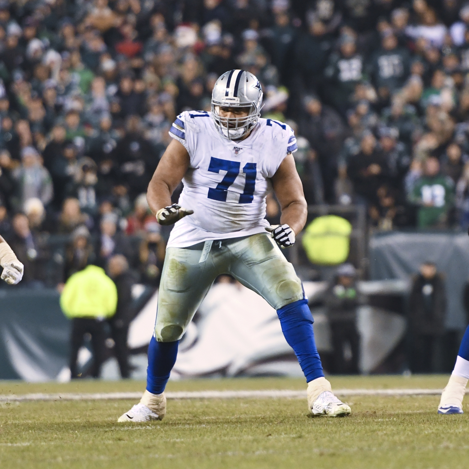 Cowboys RT La'el Collins exits Packers game with knee injury