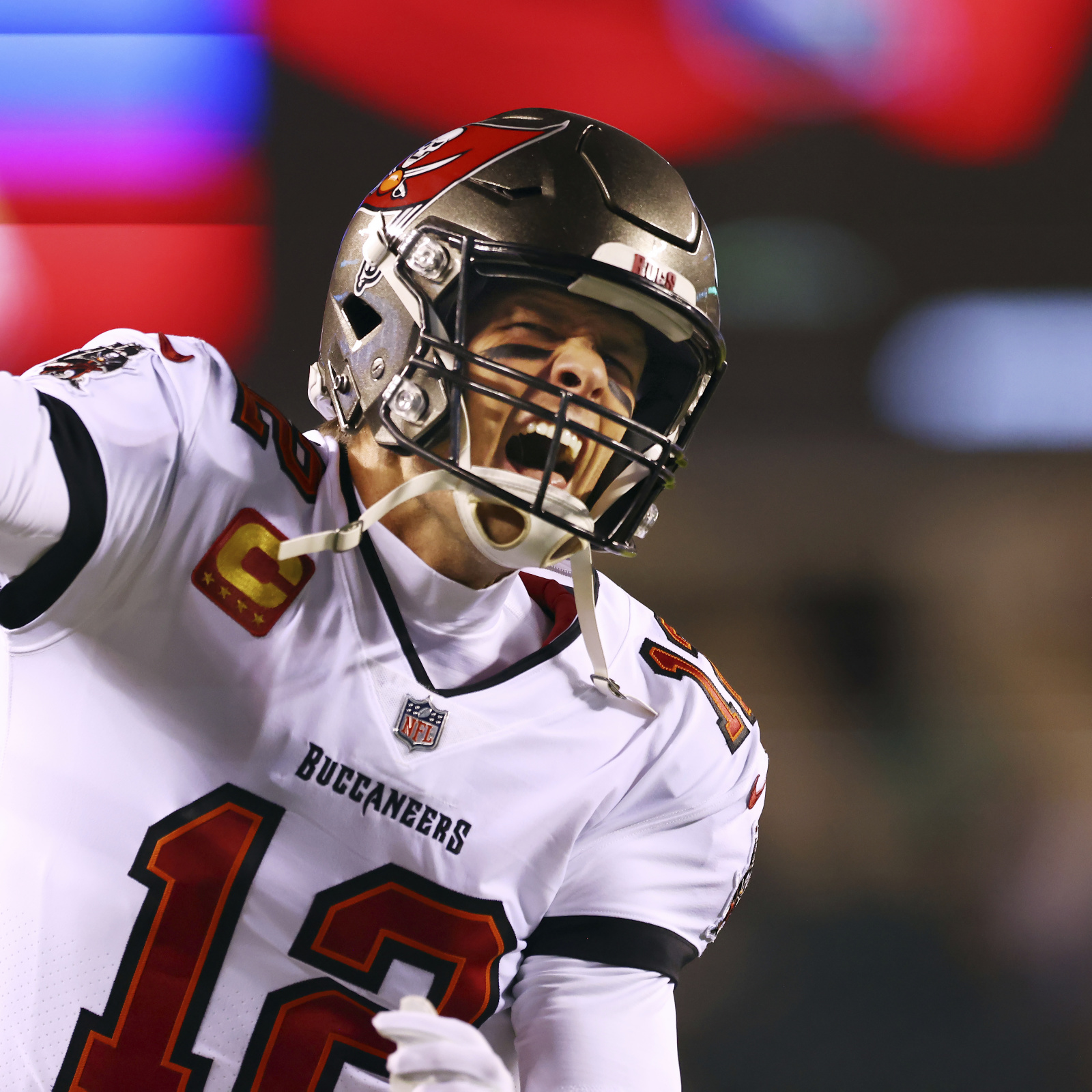 Tom Brady throws 2 TD passes, Buccaneers beat Eagles 28-22