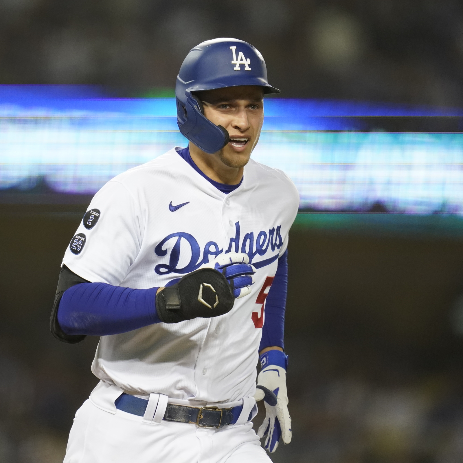 Dodgers issue qualifying offer to Corey Seager, per report - MLB Daily Dish