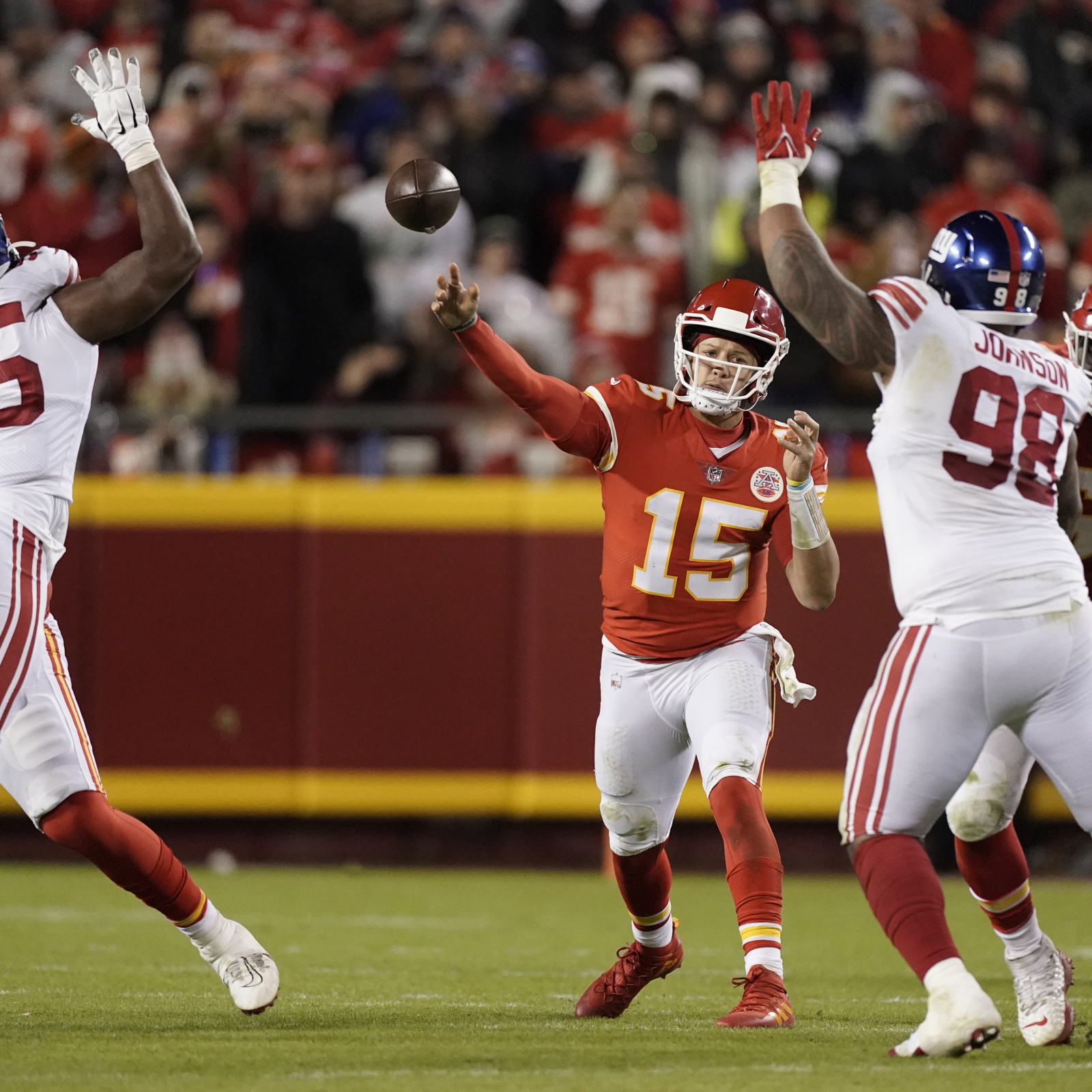 Patrick Mahomes, Other NFL Players React to Daniel Jones Tripping