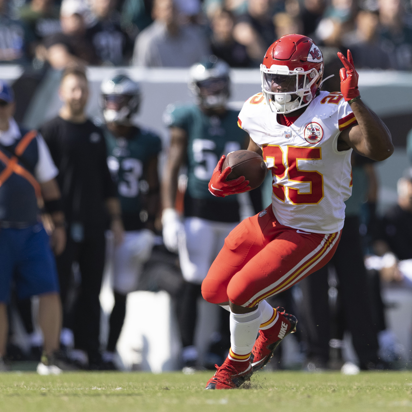 Clyde Edwards-Helaire absence from Chiefs parade could be concerning