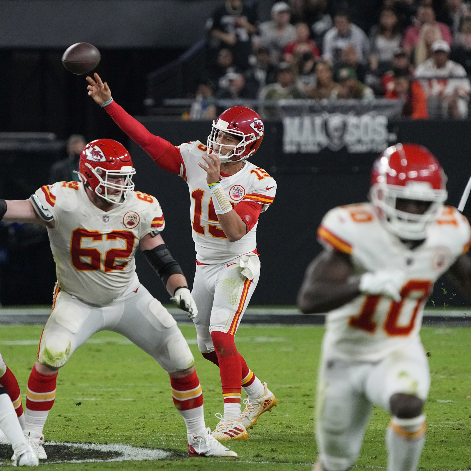Mahomes throws for 4 TDs as Chiefs roll, 45-10, Raiders/NFL