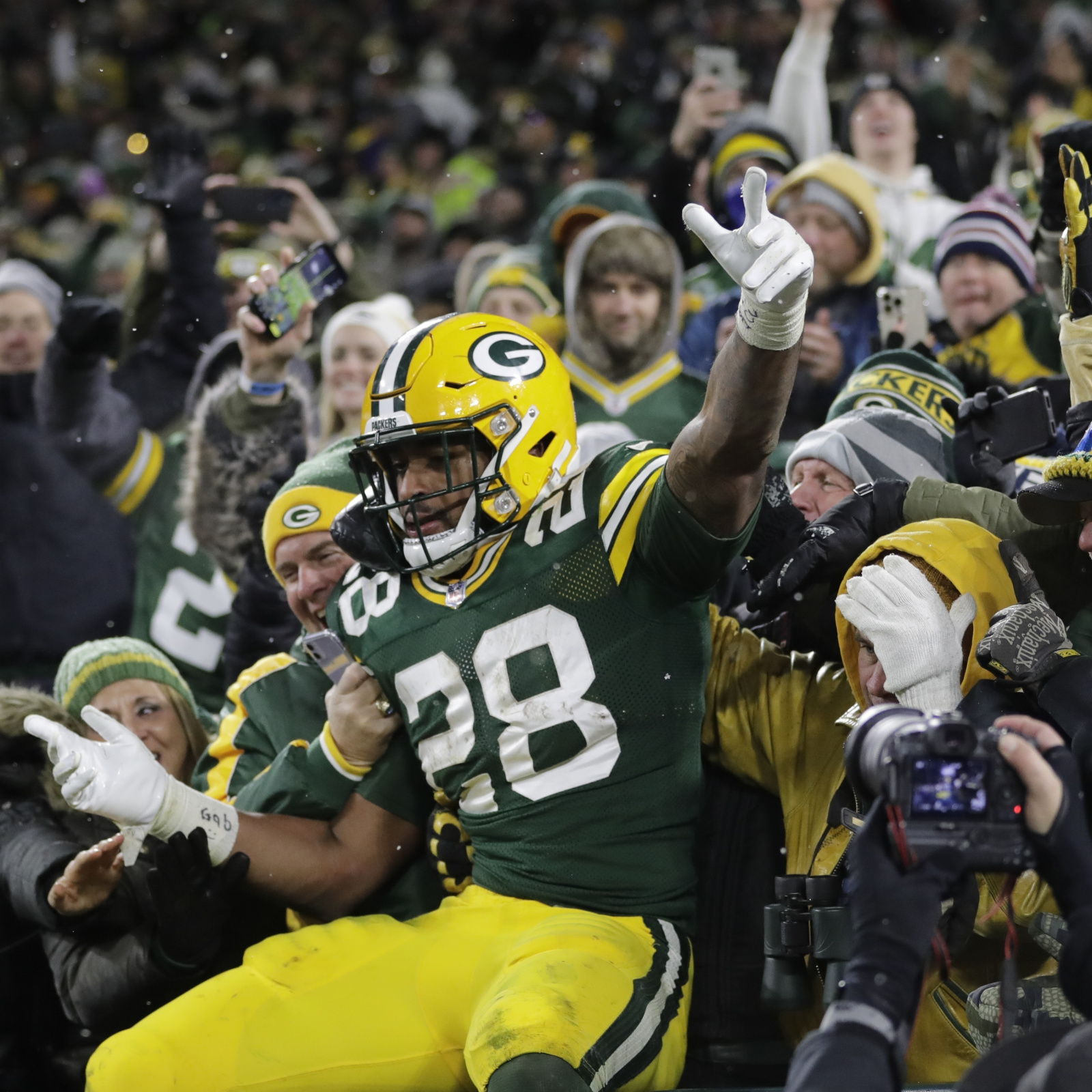 Highlights: Aaron Jones' best plays from 2-TD game