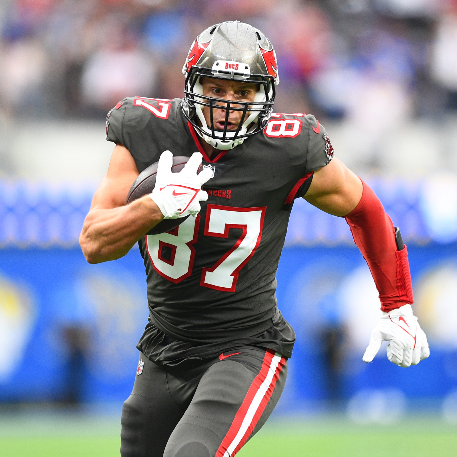 Rob Gronkowski injury: Bucs TE suffers injury in Week 3, returns late in  third quarter after x-rays - DraftKings Network