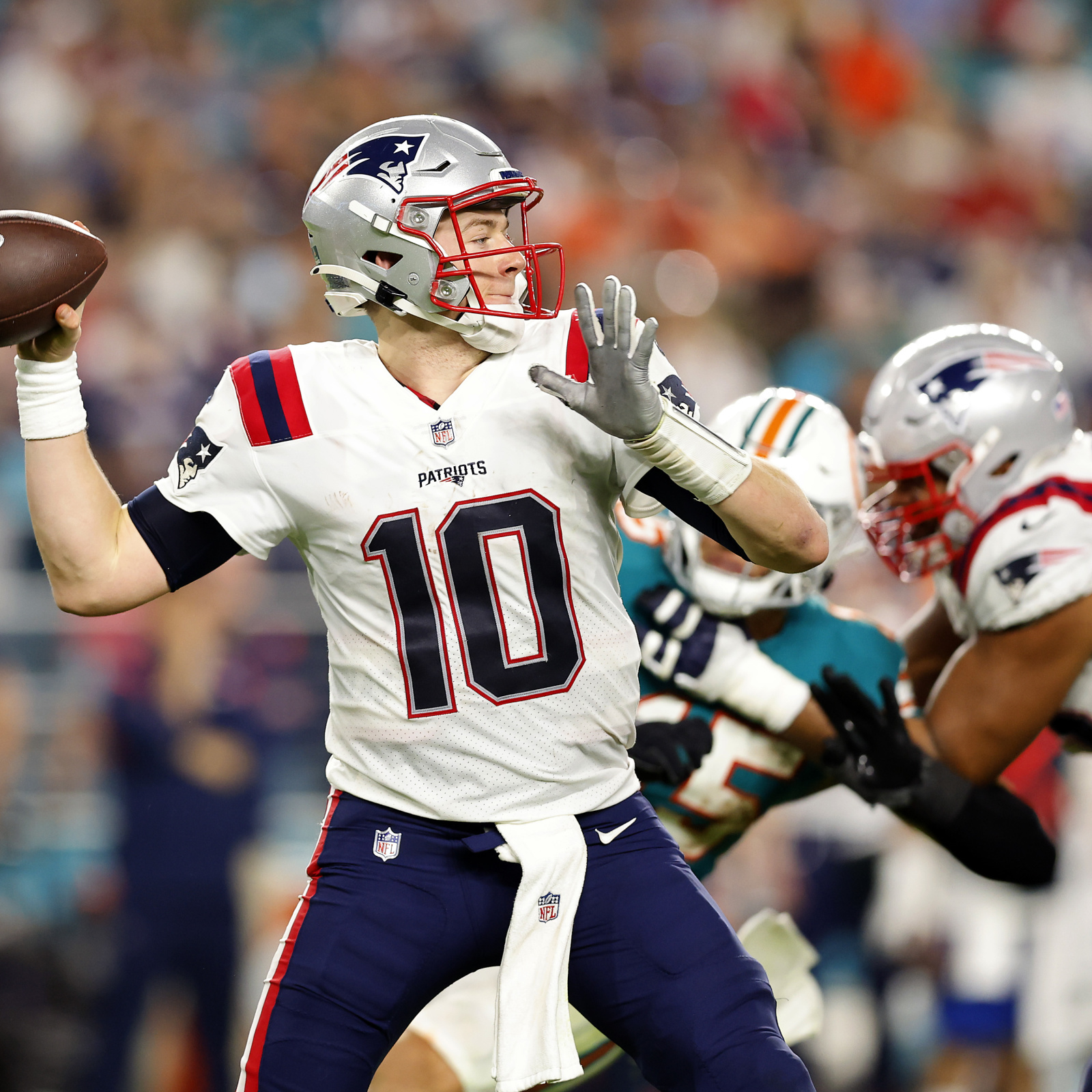 Dolphins top Patriots 33-24 in regular-season finale