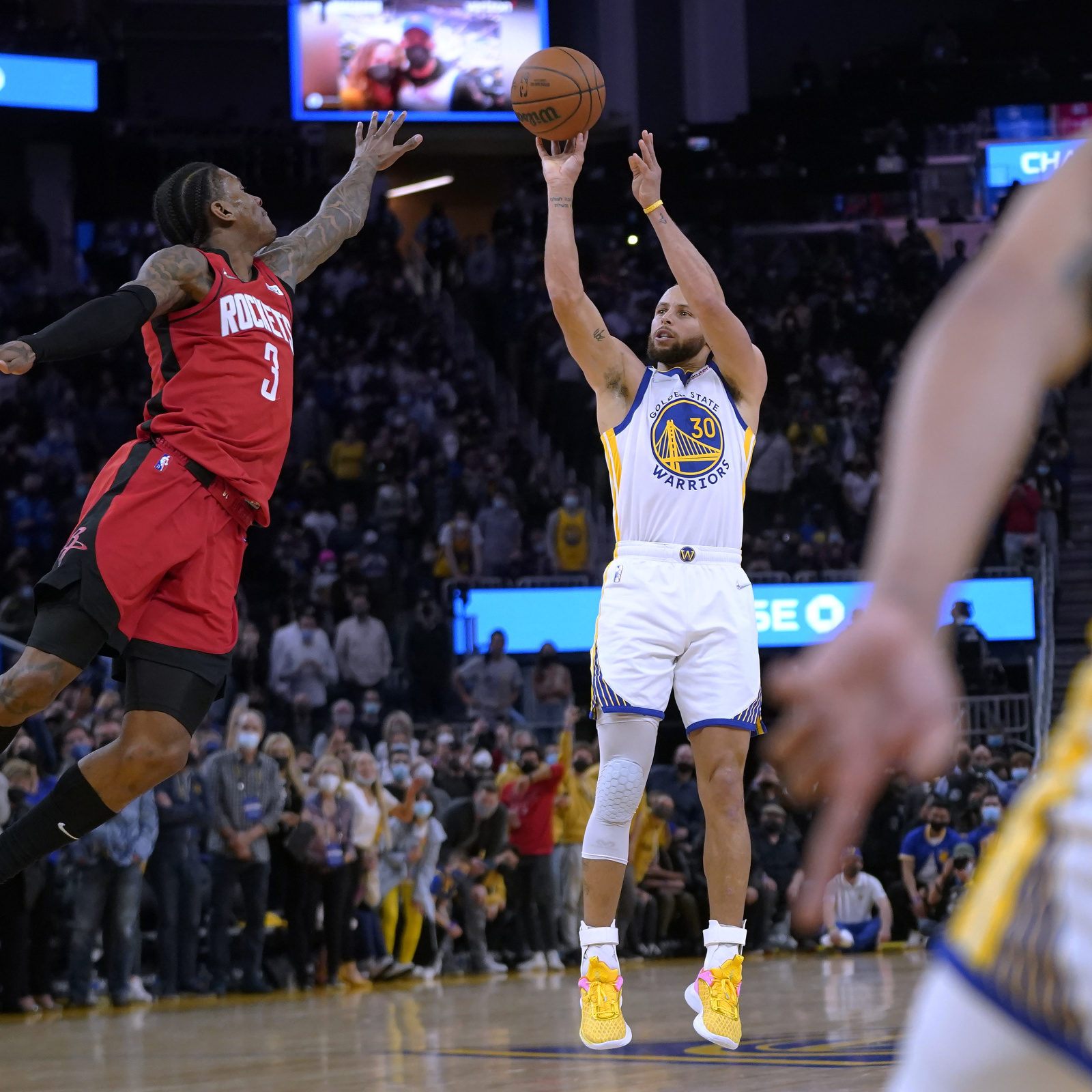 Curry hits first career walk-off buzzer-beater, Warriors' first since 2014