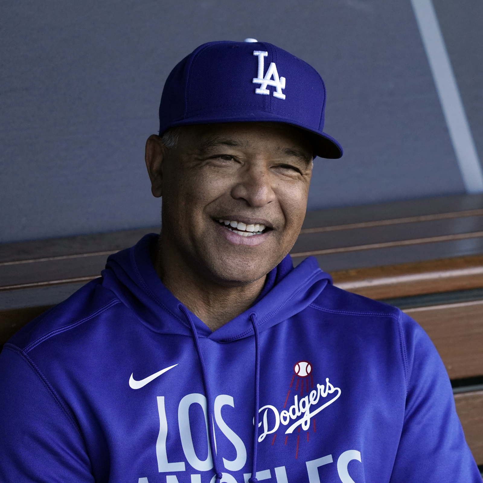 Dodgers finalize contract with manager Dave Roberts