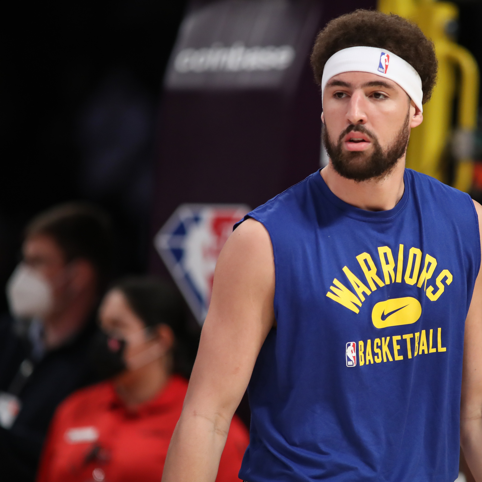 In “Semi-Pro” costume, actor Will Ferrell warms up with Klay Thompson,  Steph Curry – The Vacaville Reporter