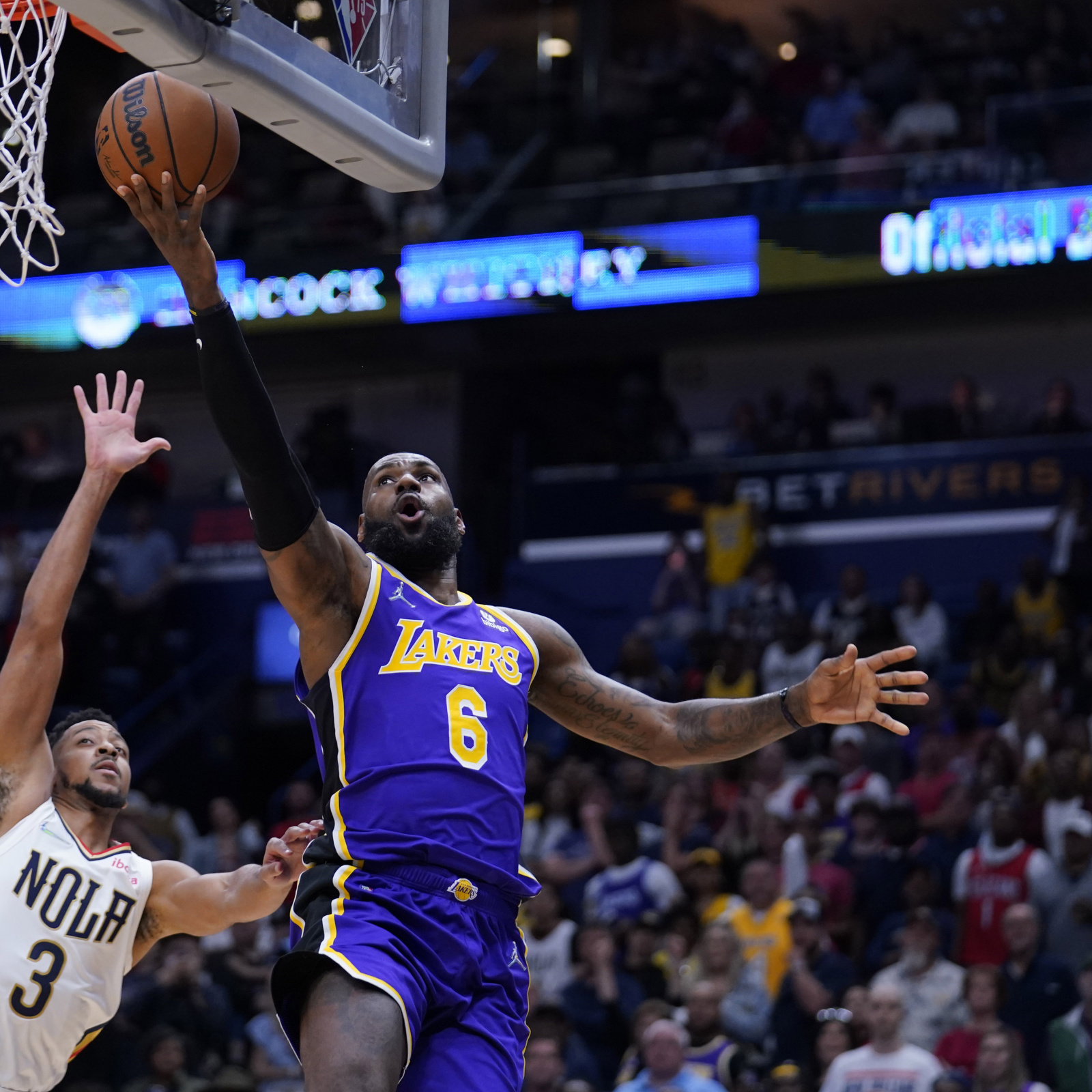 LeBron James scores 25, tweaks ankle, Lakers top Pelicans 110-98 – The  Denver Post