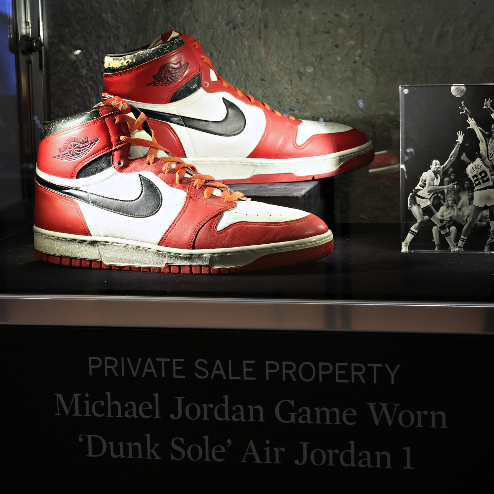 is michael jordan still signed with nike