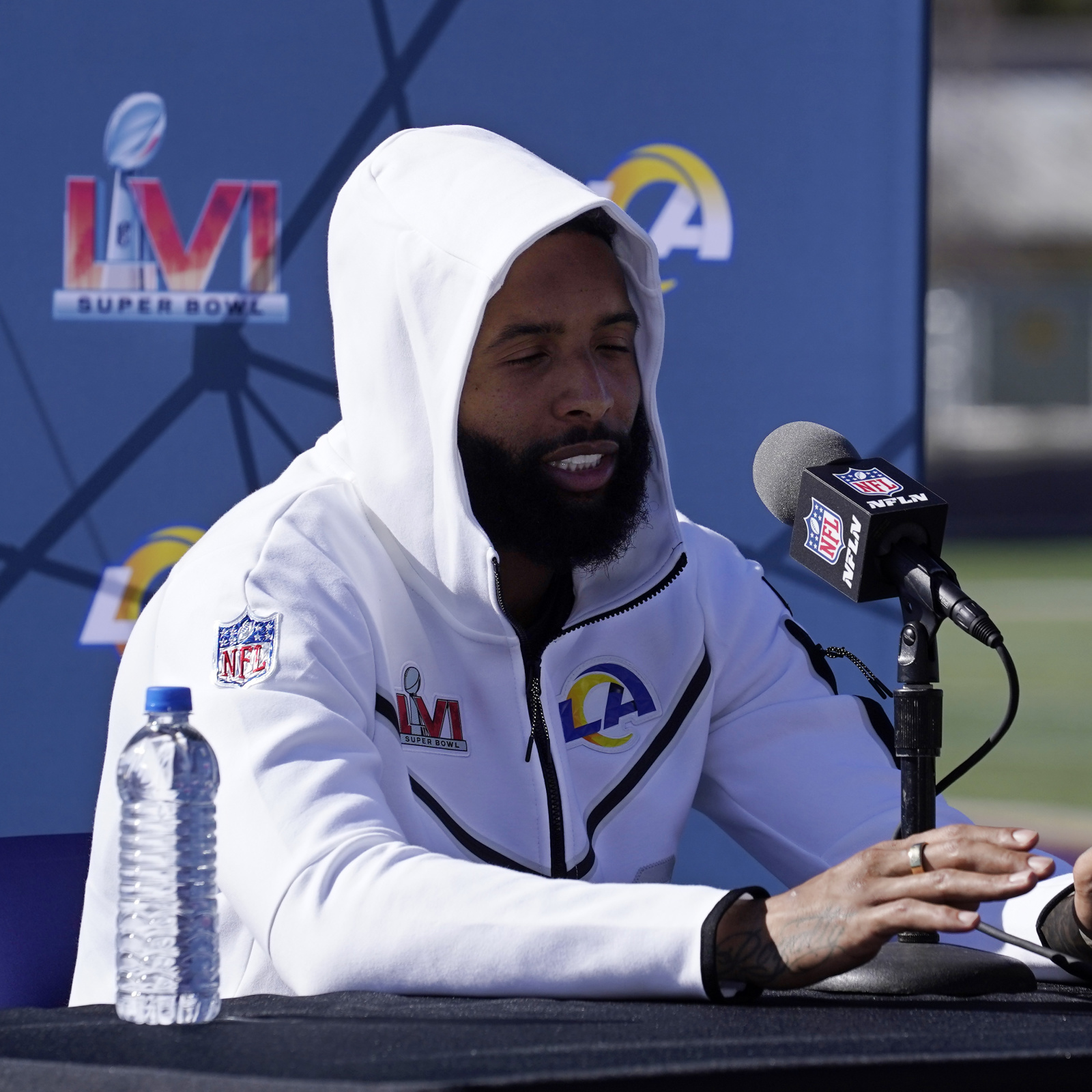 Odell Beckham Jr. shares emotional moment with Deebo Samuel after