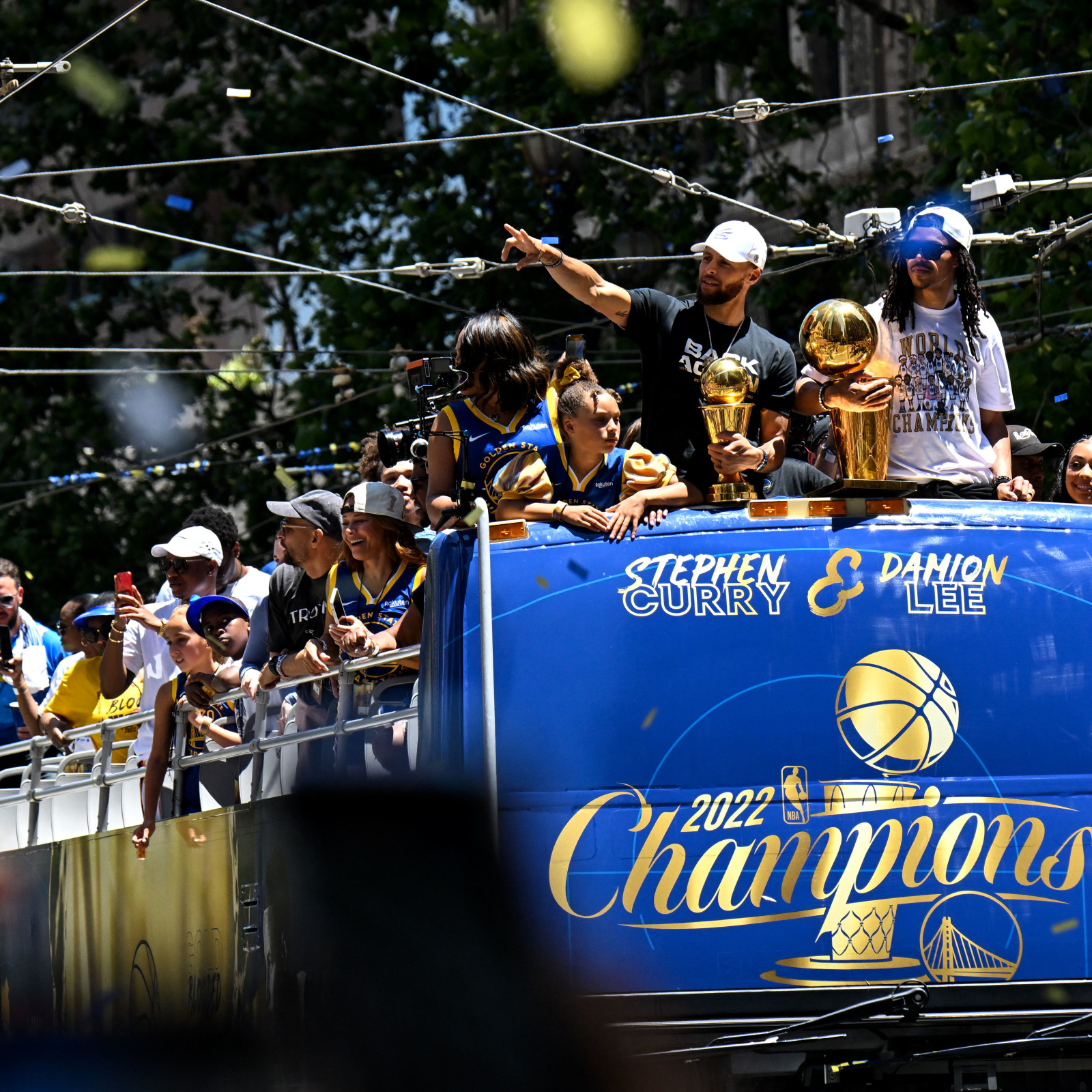 Bleacher Report en X: Steph Curry just vibin' at the championship parade  🙌  / X