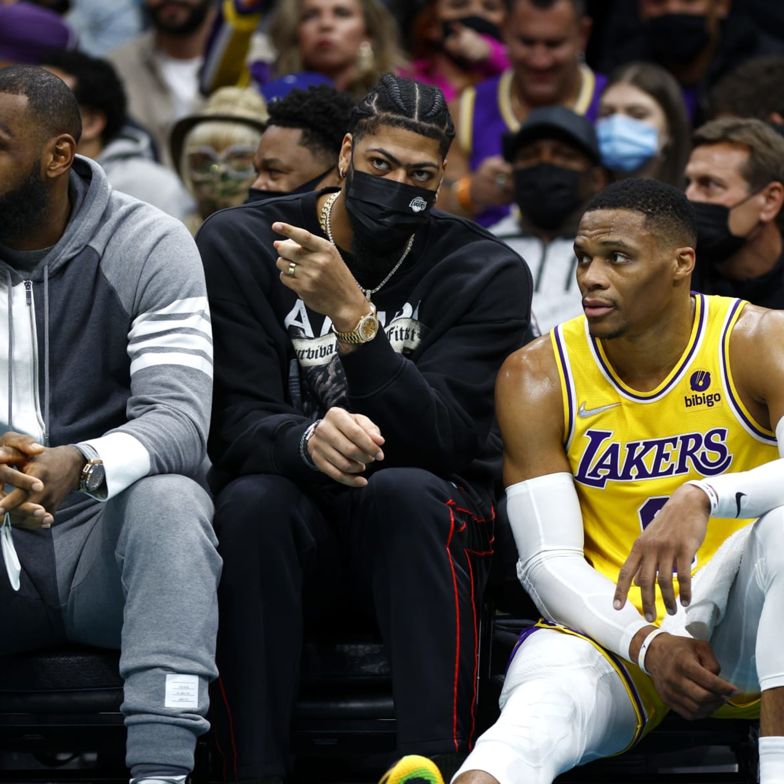 Report: Lakers players were shocked to see Anthony Davis calling out LeBron  James in practice - Lakers Daily