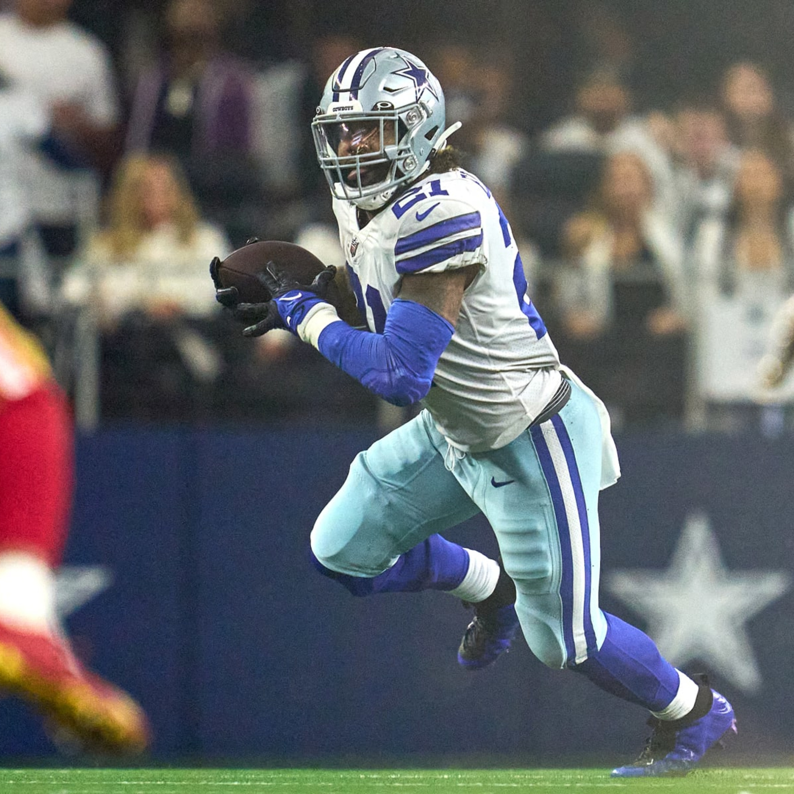 Ezekiel Elliott shared the throwback helmet that the Dallas