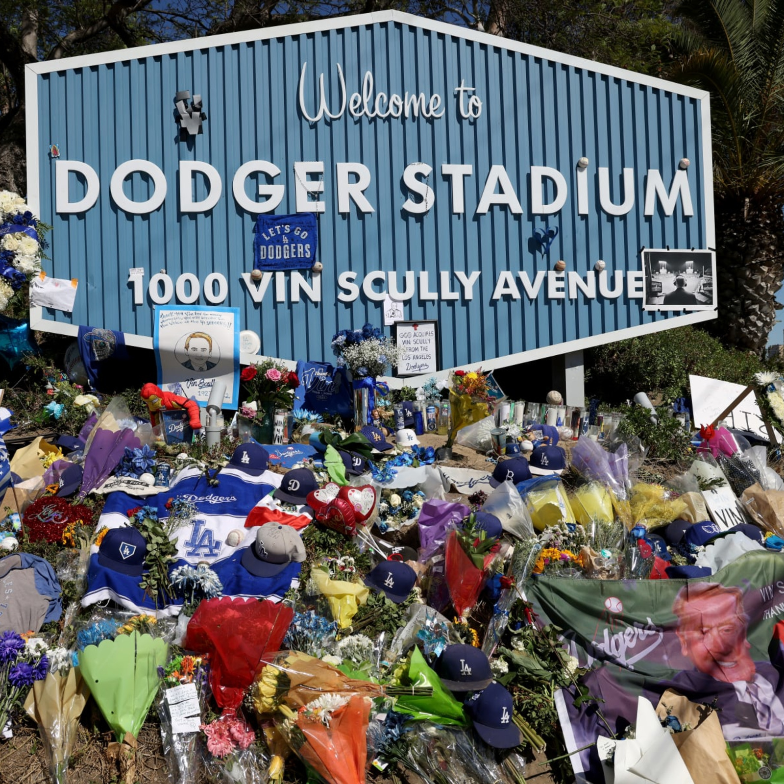 Scully honored with video tribute, banner at Dodger Stadium