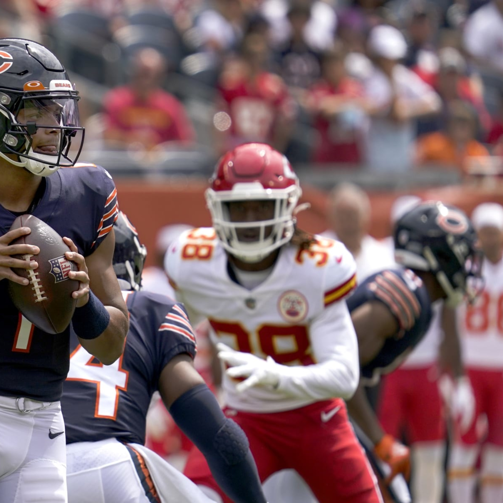 Bears Rookie QB Fields Nearly Has His Moment vs Steelers, Chicago News