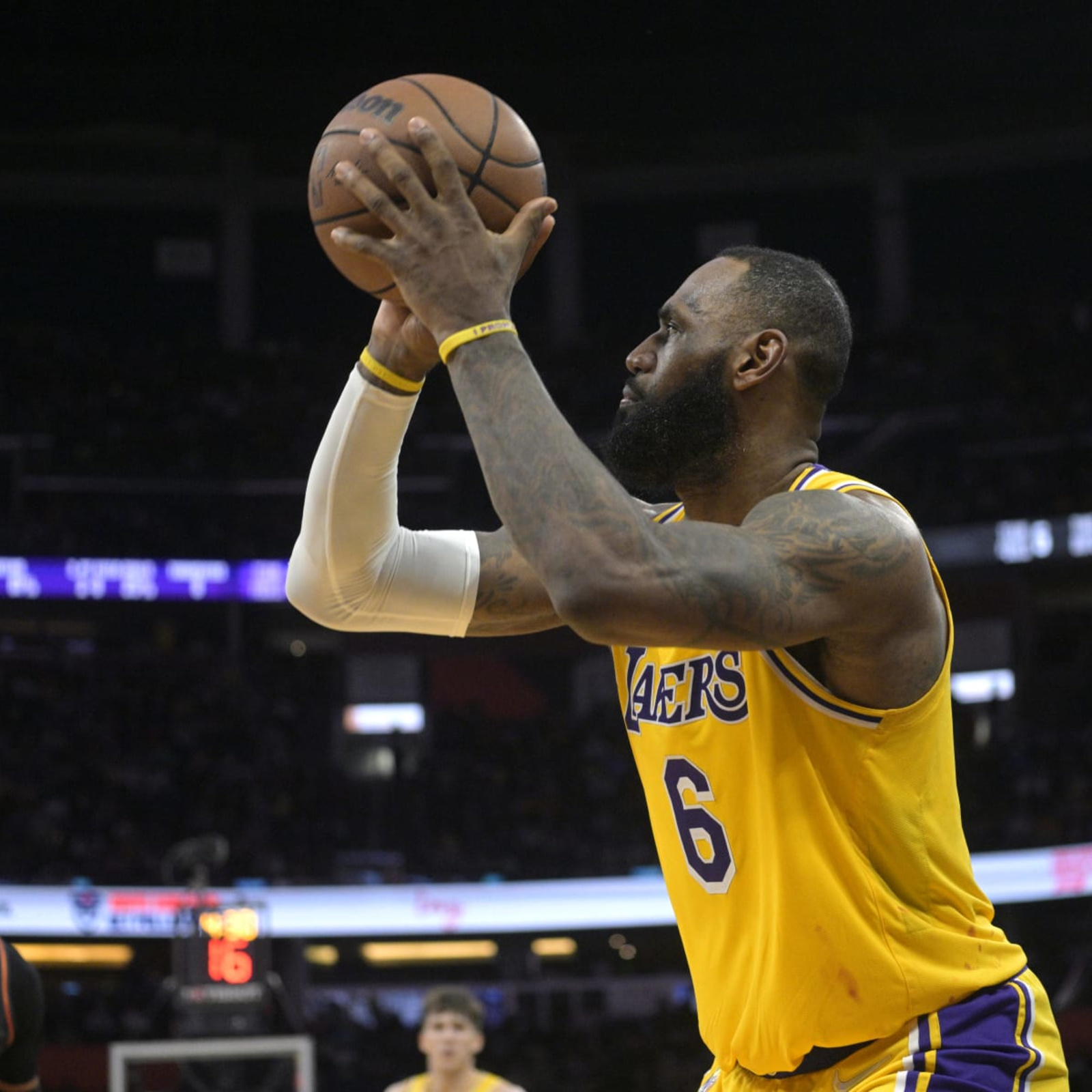 Lakers Lobbied to Trade Future Draft Pick, Commit to LeBron James