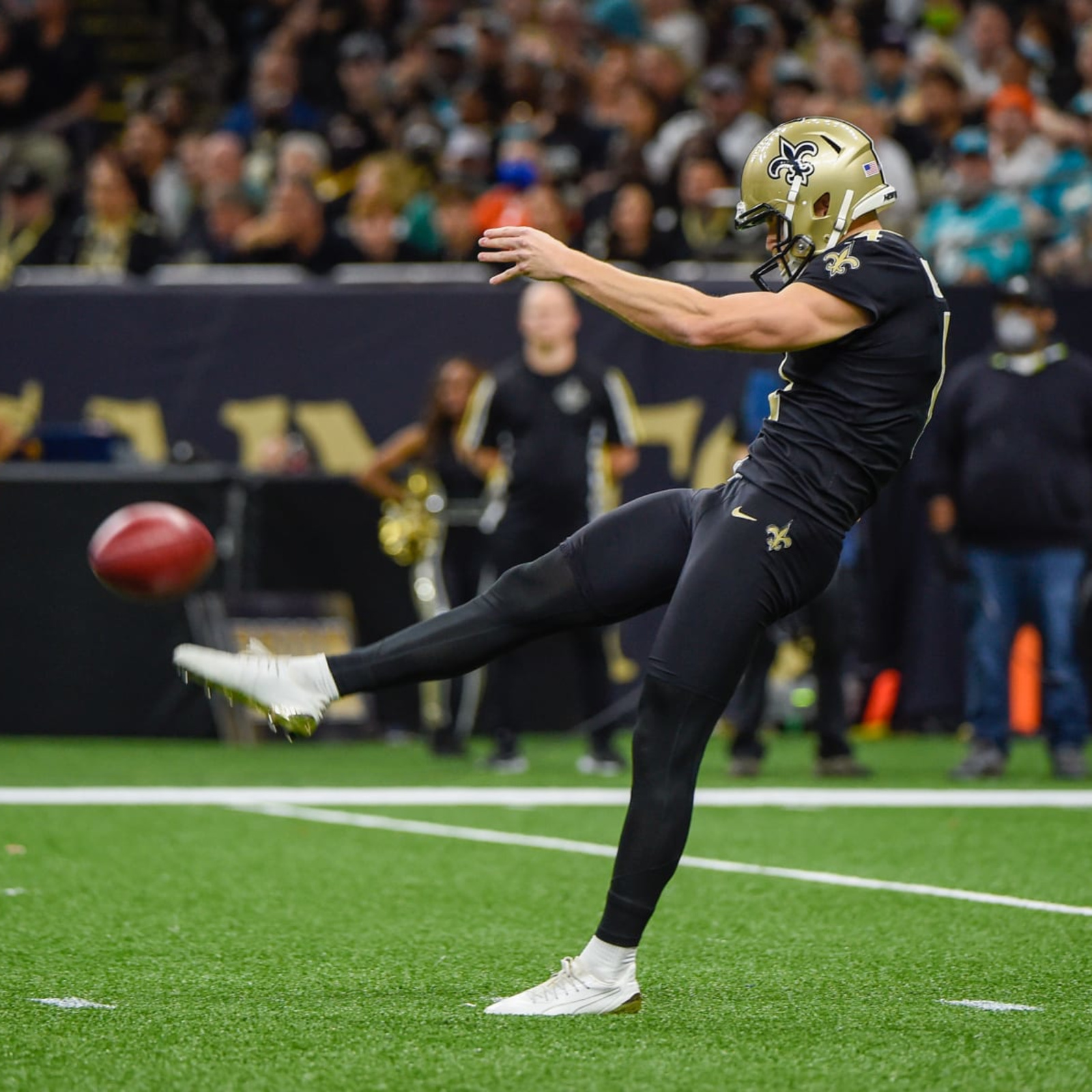 New Orleans, Louisiana, USA. 18th Dec, 2022. New Orleans Saints punter  Blake Gillikin gets ready to punt the ball against the Atlanta Falcons in  an NFL game in New Orleans, Louisiana USA