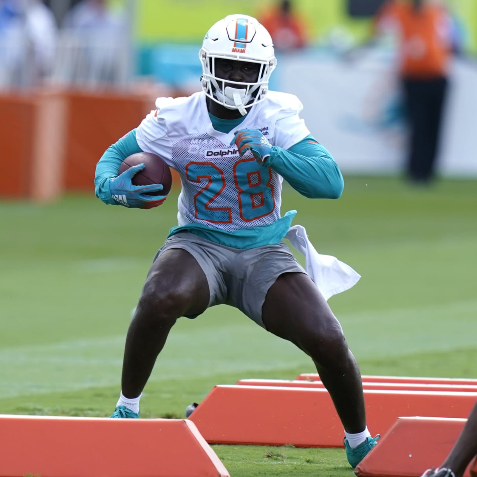 Chargers add depth at running back by signing Sony Michel, Taiwan News