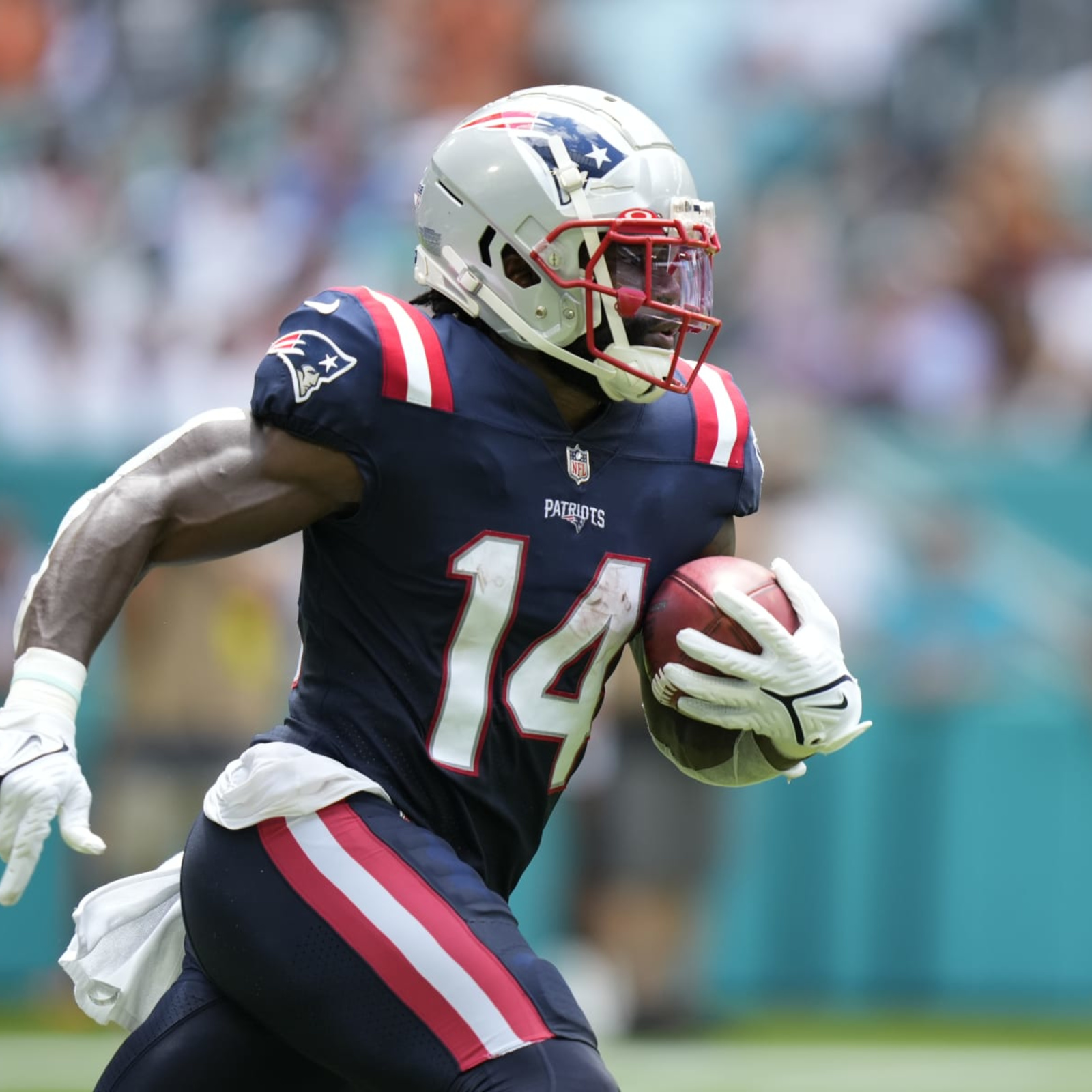 Patriots' Rhamondre Stevenson, DeVante Parker exit hurt - ESPN