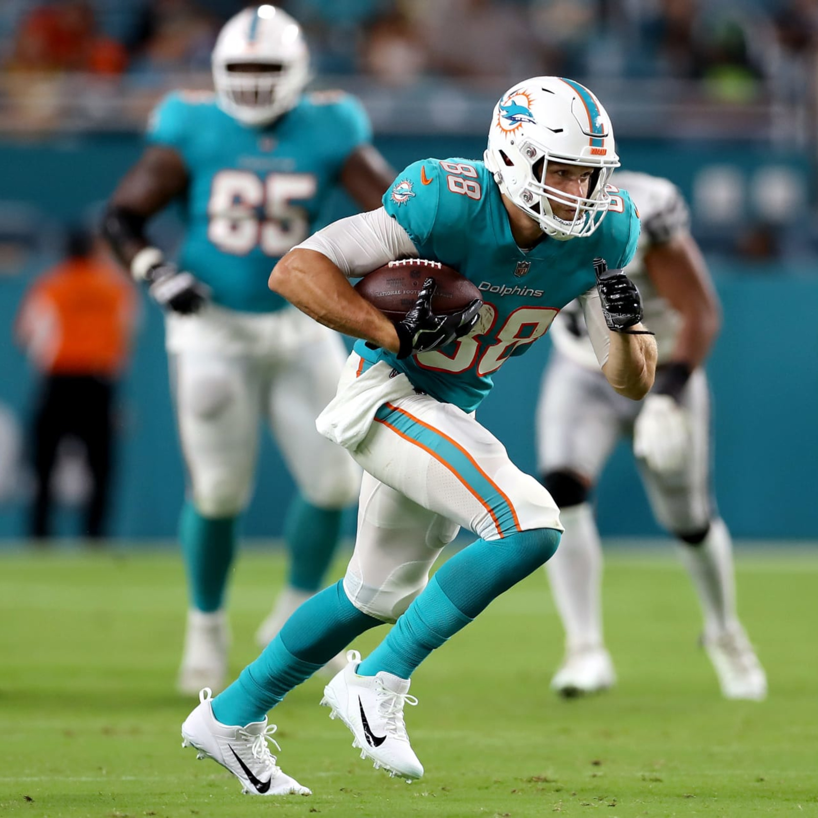 Miami Dolphins tight end Mike Gesicki (88) catches a touchdown