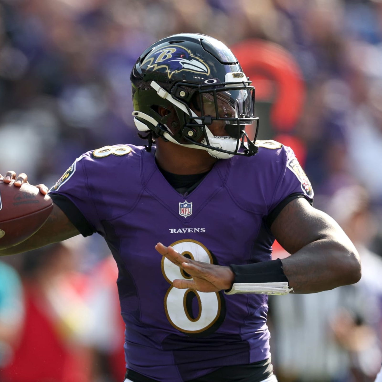 Ravens QB Lamar Jackson exits game vs. Broncos with knee injury; 'not  season-ending,' John Harbaugh says