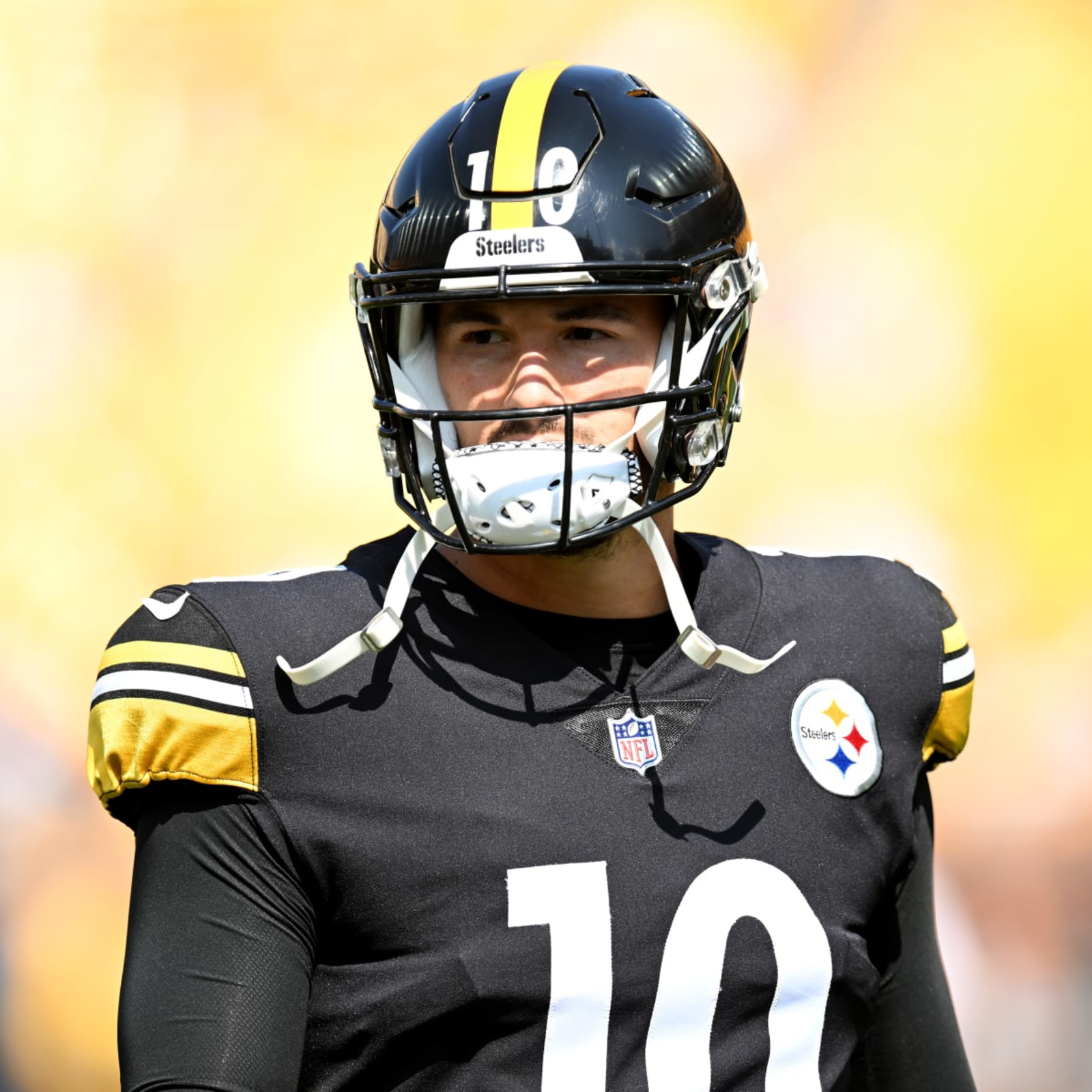 Kenny Pickett tries on Steelers helmet for first time 